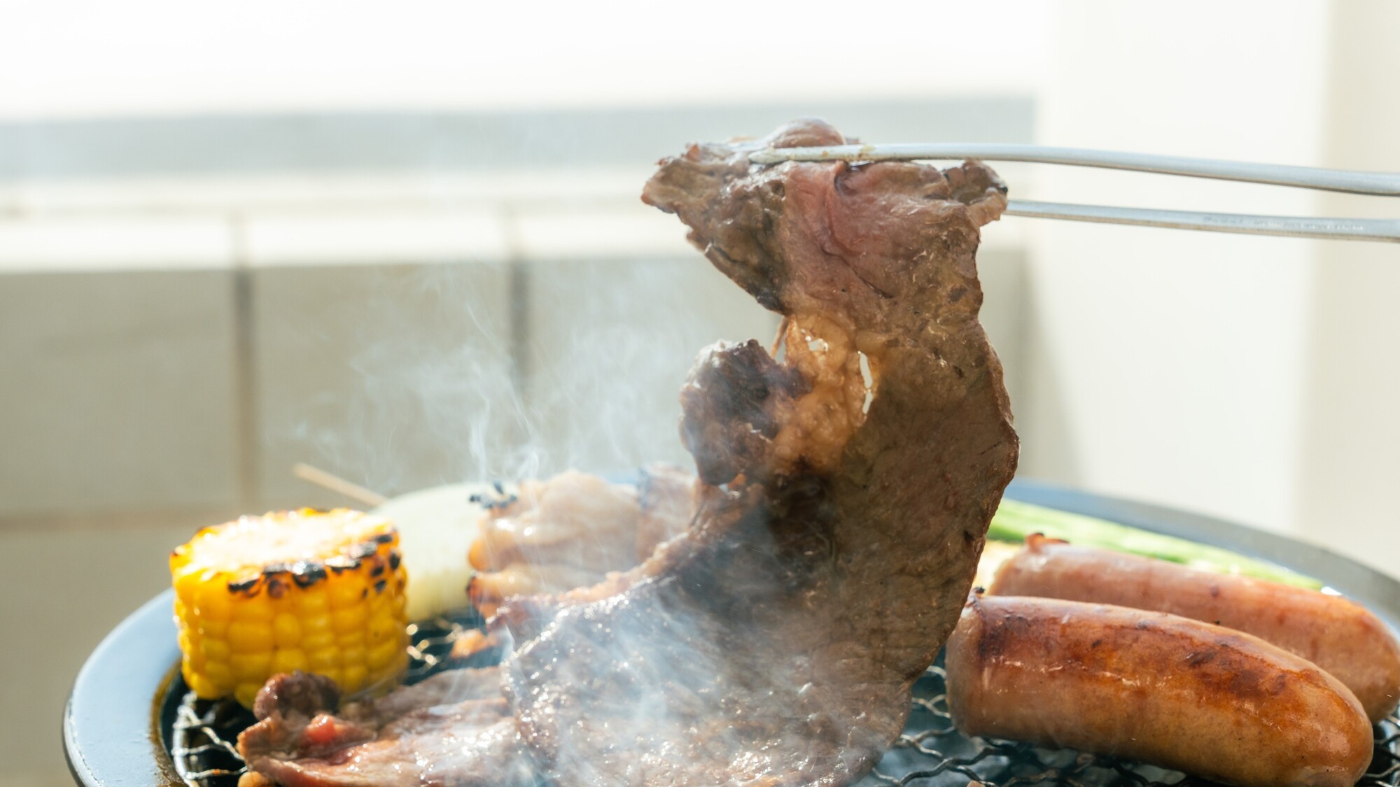 焼きたてのジューシーな肉を外で楽しむバーベキュー