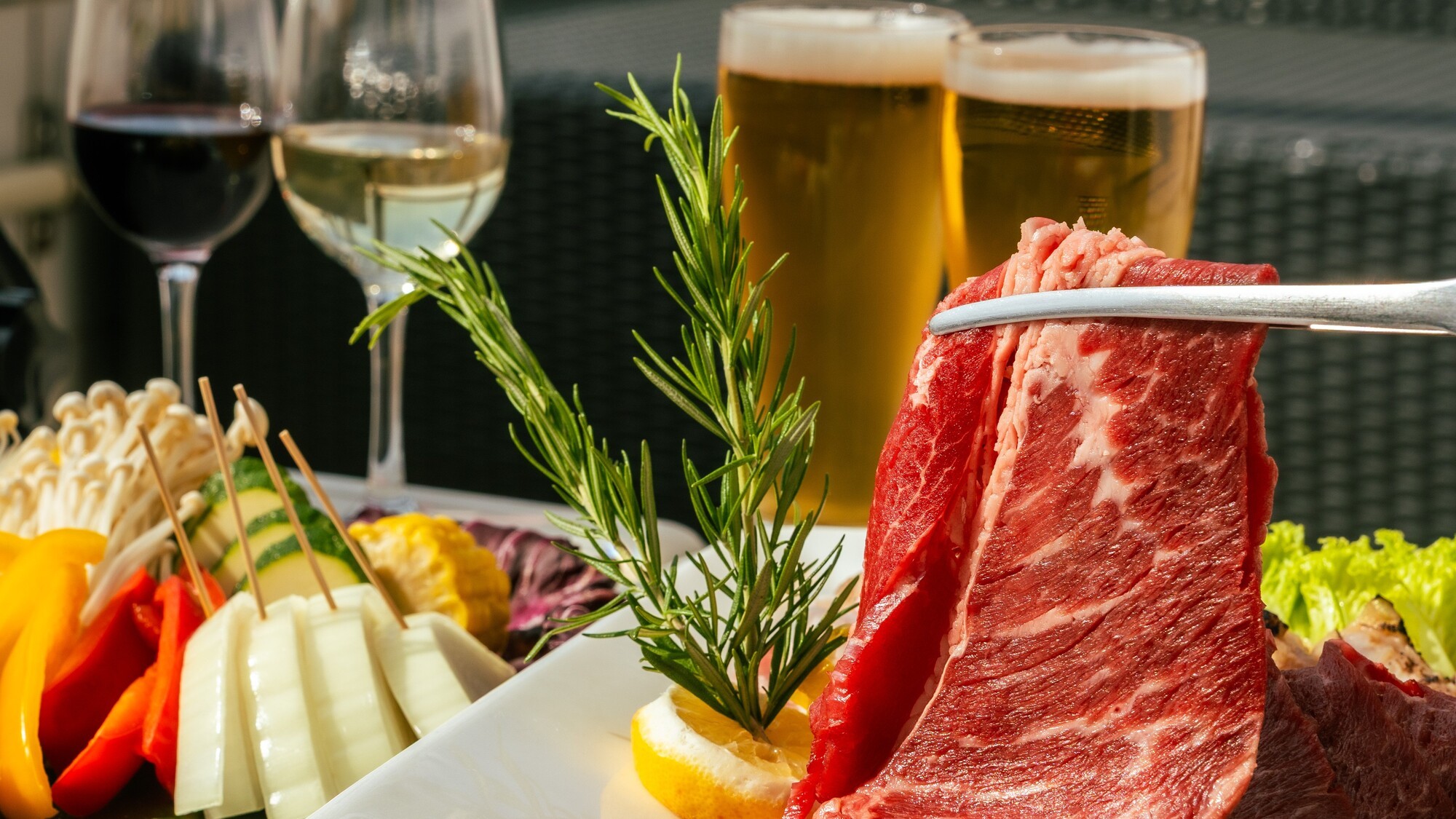 新鮮な牛肉スライスがこれから始まる美食の宴を予感させます