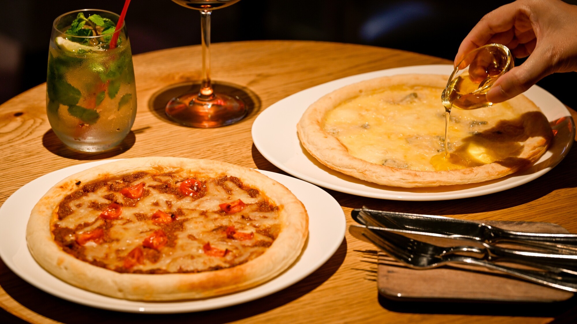 夜のご褒美、ピザとカクテルで乾杯！