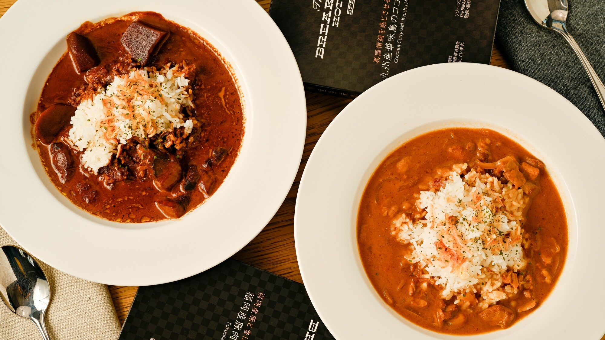 バーの夜に、ピーナッツのコクとココナッツの甘み。2種類の個性派カレーをどうぞ。