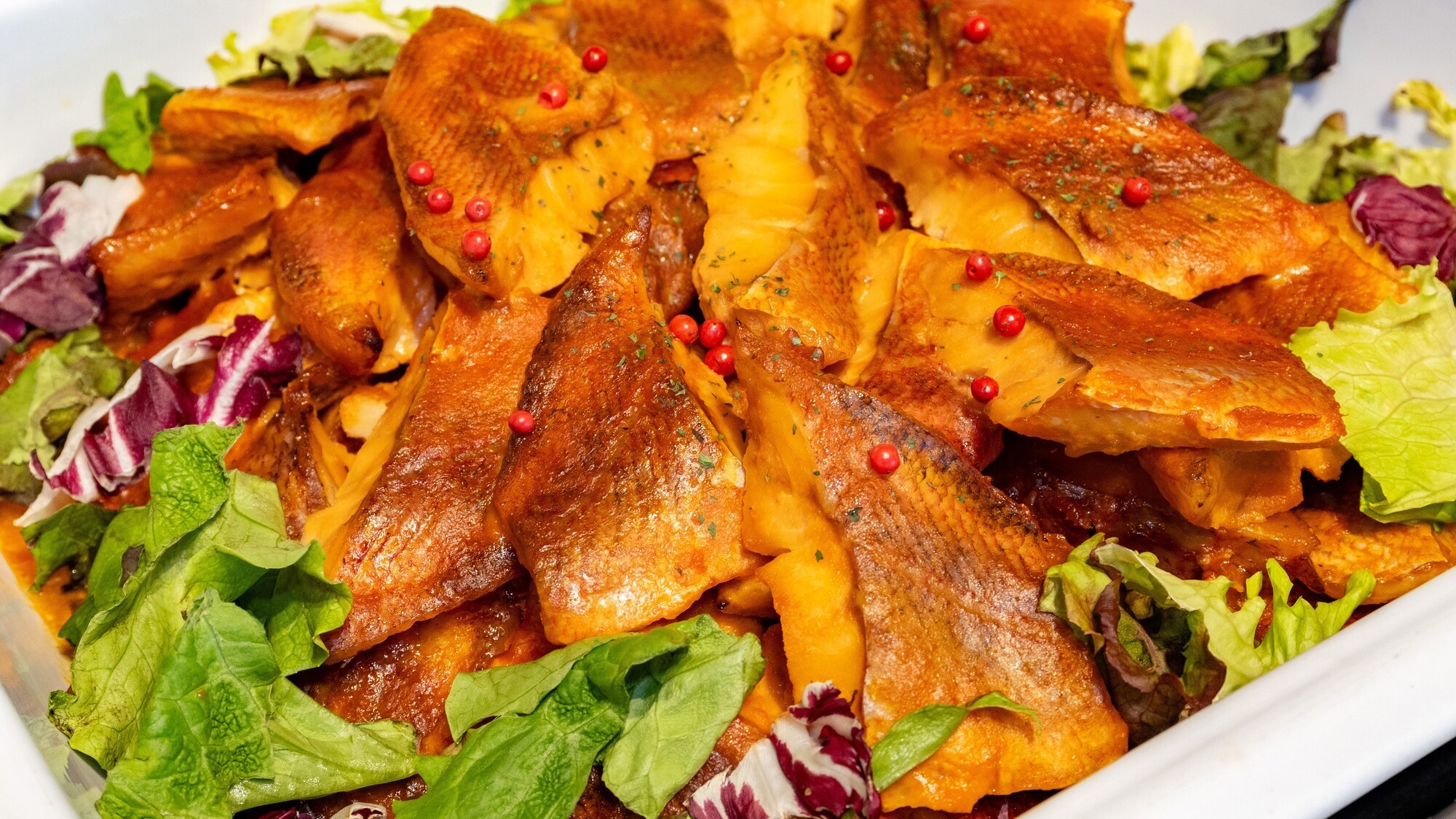 香ばしい油みそと、トマトの酸味が食欲をそそる一品。白身魚の淡白な味わいが引き立ちます