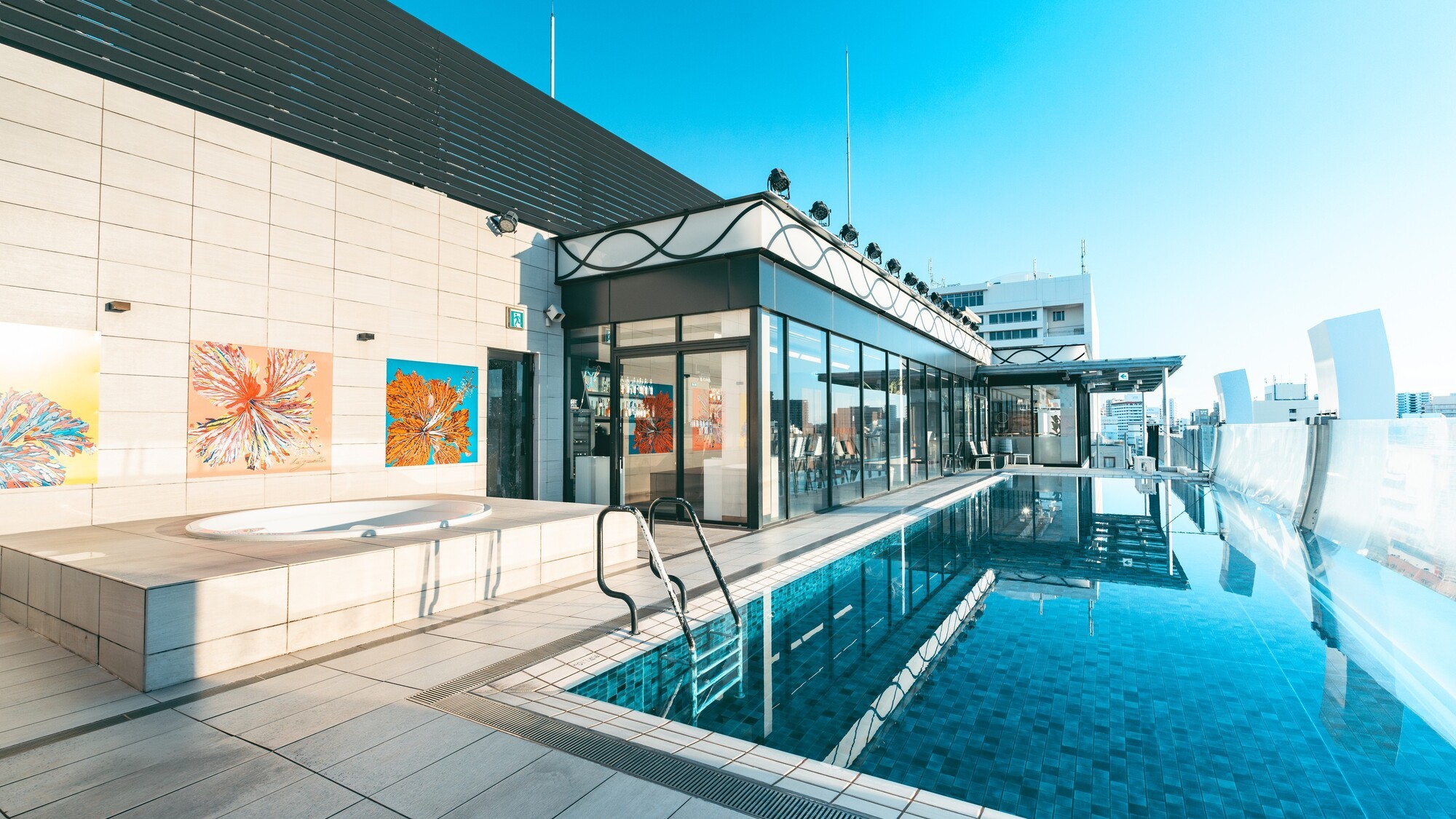 昼は、太陽の光を浴びながら泳ぎ、夜は、星空の下でカクテルを楽しむ