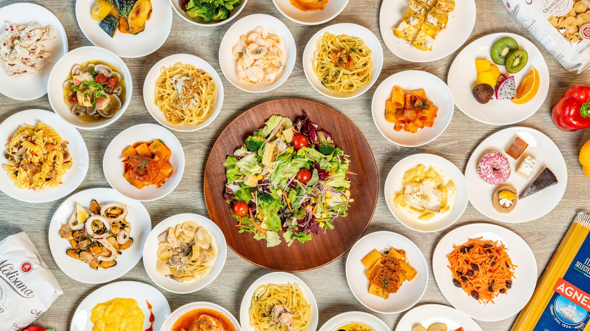 バラエティ豊かなお料理をお楽しみください。 彩り豊かで食欲をそそる、美味しいお料理の数々