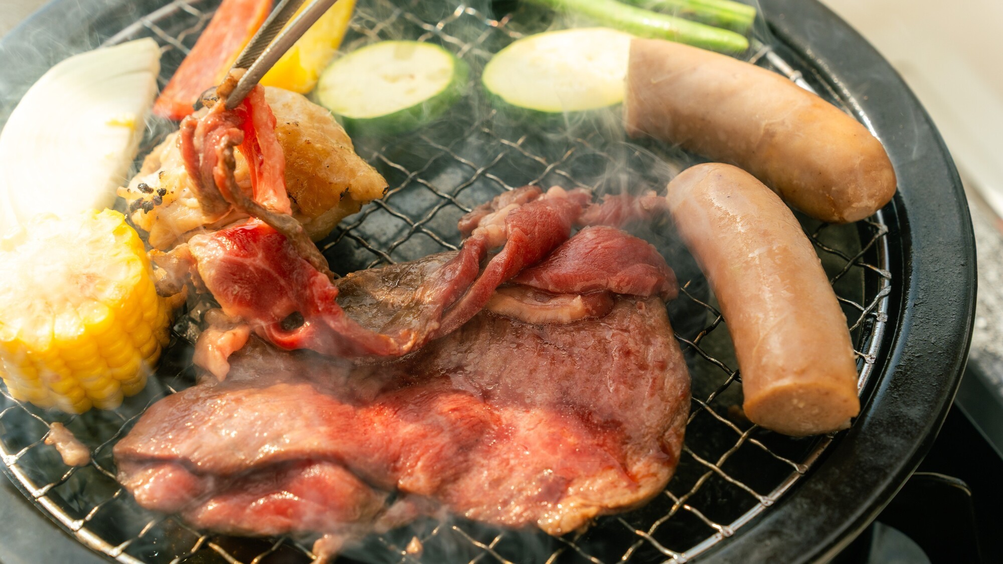 香ばしい煙が立ちのぼる中、バラエティ豊かな味わいが楽しめます