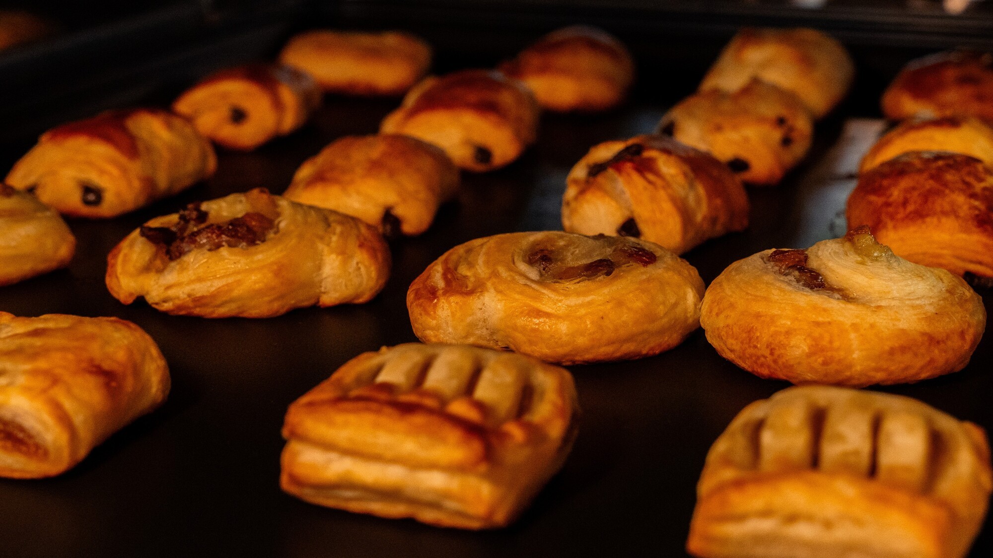 デッキオーブンで焼き上げるパンは、外はカリッと中はふんわり