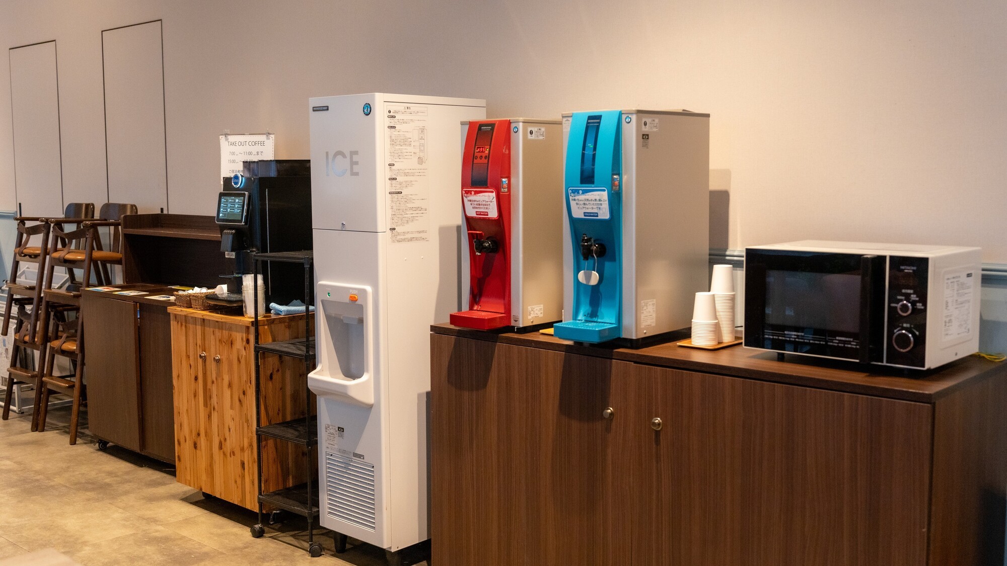 ロビーには、氷、ピュアウォーター、コーヒー、電子レンジをご用意しております
