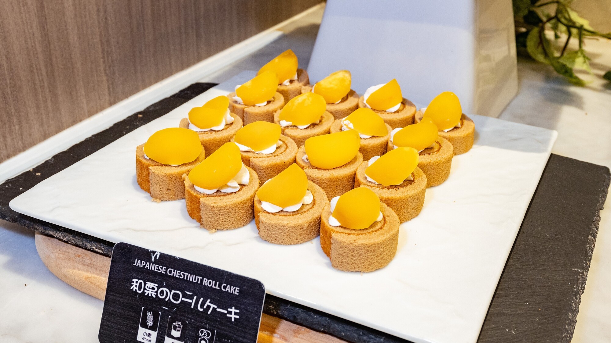 ふわふわのスポンジに、和栗クリームをたっぷり。贅沢なロールケーキ