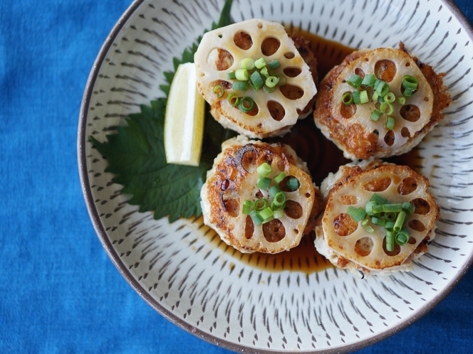 【夕食】(焼き物)華味鳥と島ひじきのコリコリつくね