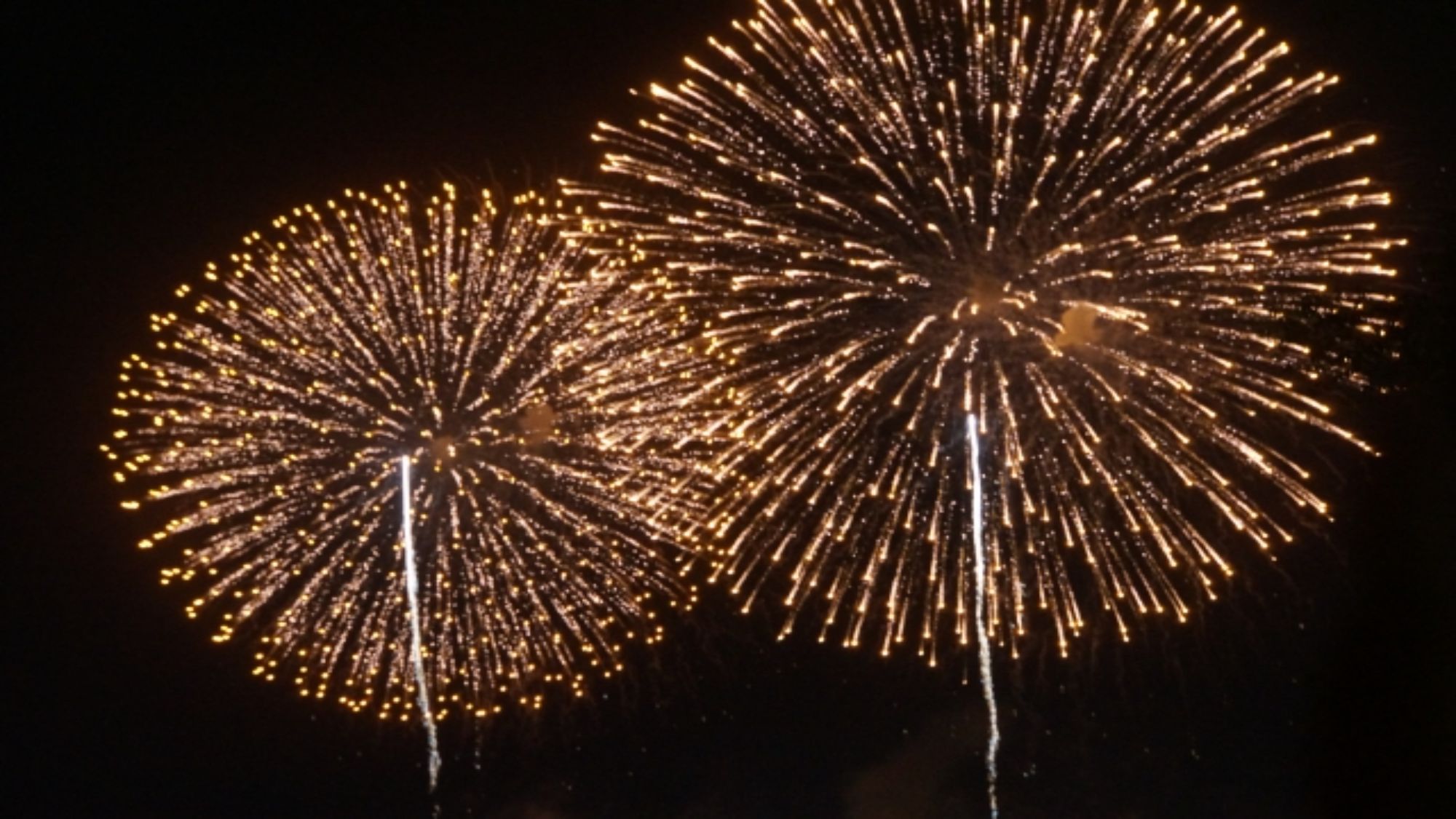 【北谷町観光協会海上花火大会】当館から徒歩14分
