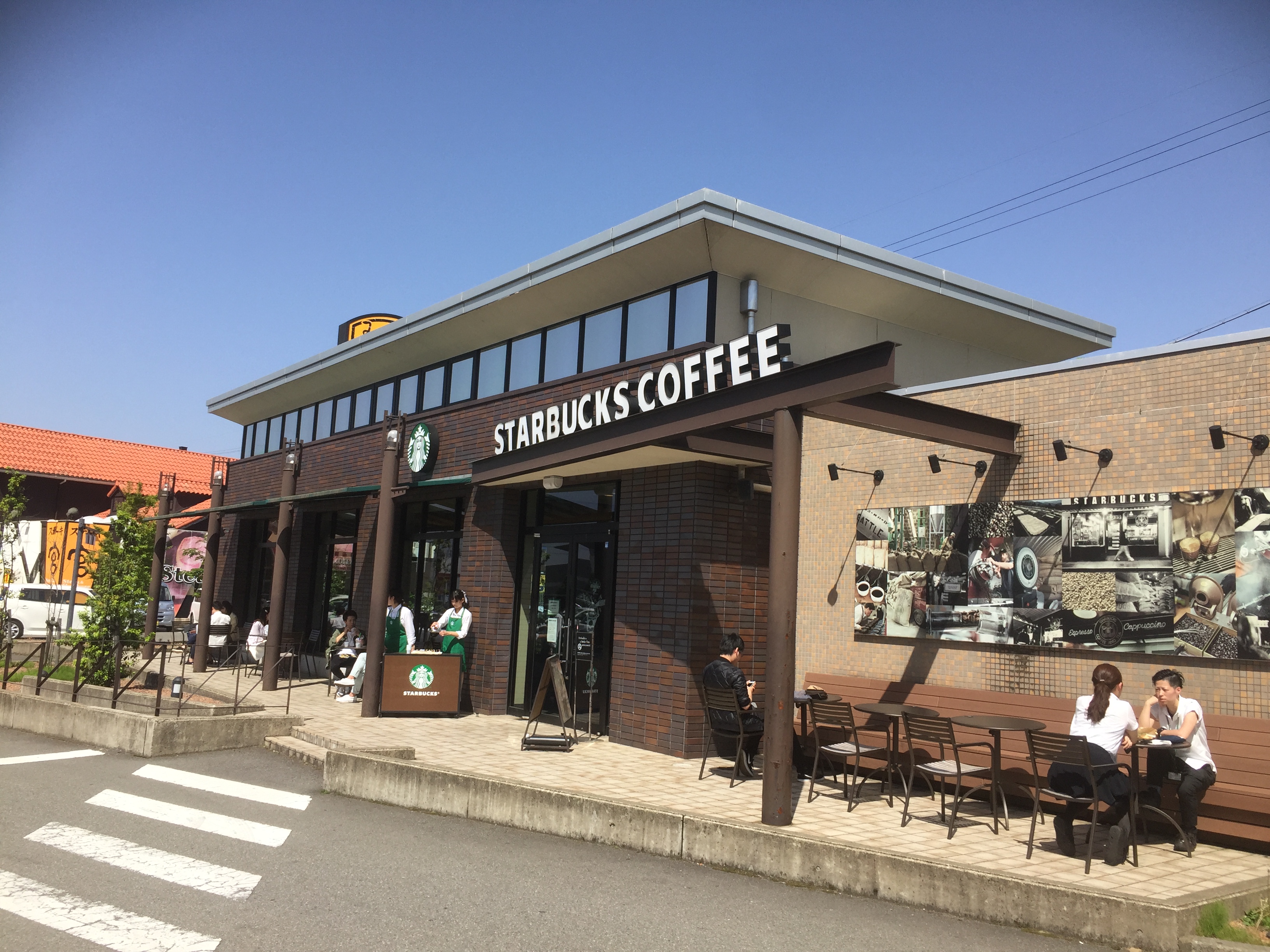 【スターバックスコーヒー】ホテルより車で5分。ショッピングモールLpa（エルパ）内。