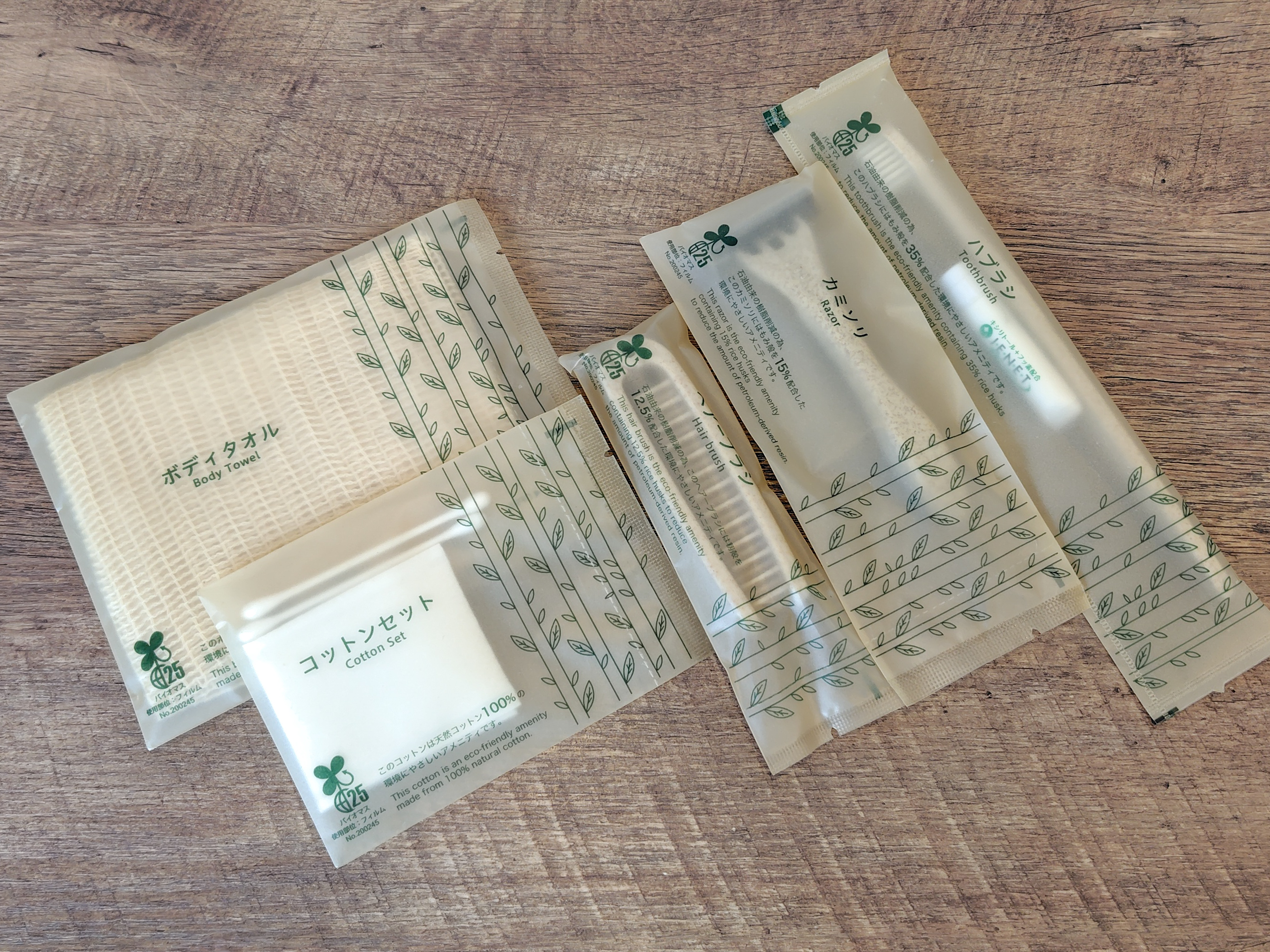 【3階フリーアメニティ】歯ブラシ・剃刀・ヘアブラシなど。