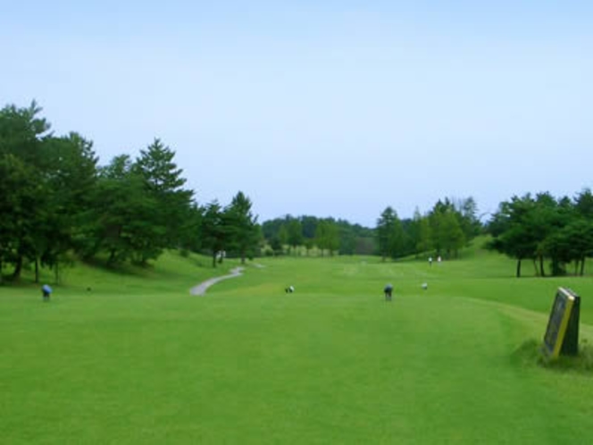 【福井カントリークラブ】丘陵コースで、大きな松や杉でセパレートされた人気ゴルフ場です。