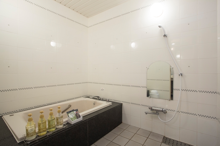 【浴室】洗面及びトイレと独立、浴槽はジェットバス機能付きです。