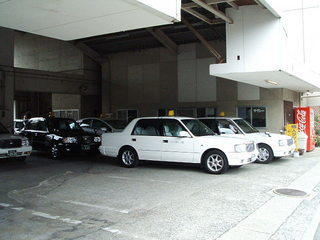 1F個人タクシー菊陽事務所。ご宿泊者割引あり。到着便をご連絡いただければ、空港まで迎えにあがります。