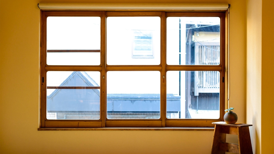 ・今では珍しい窓枠。窓の外には京都の古民家があります