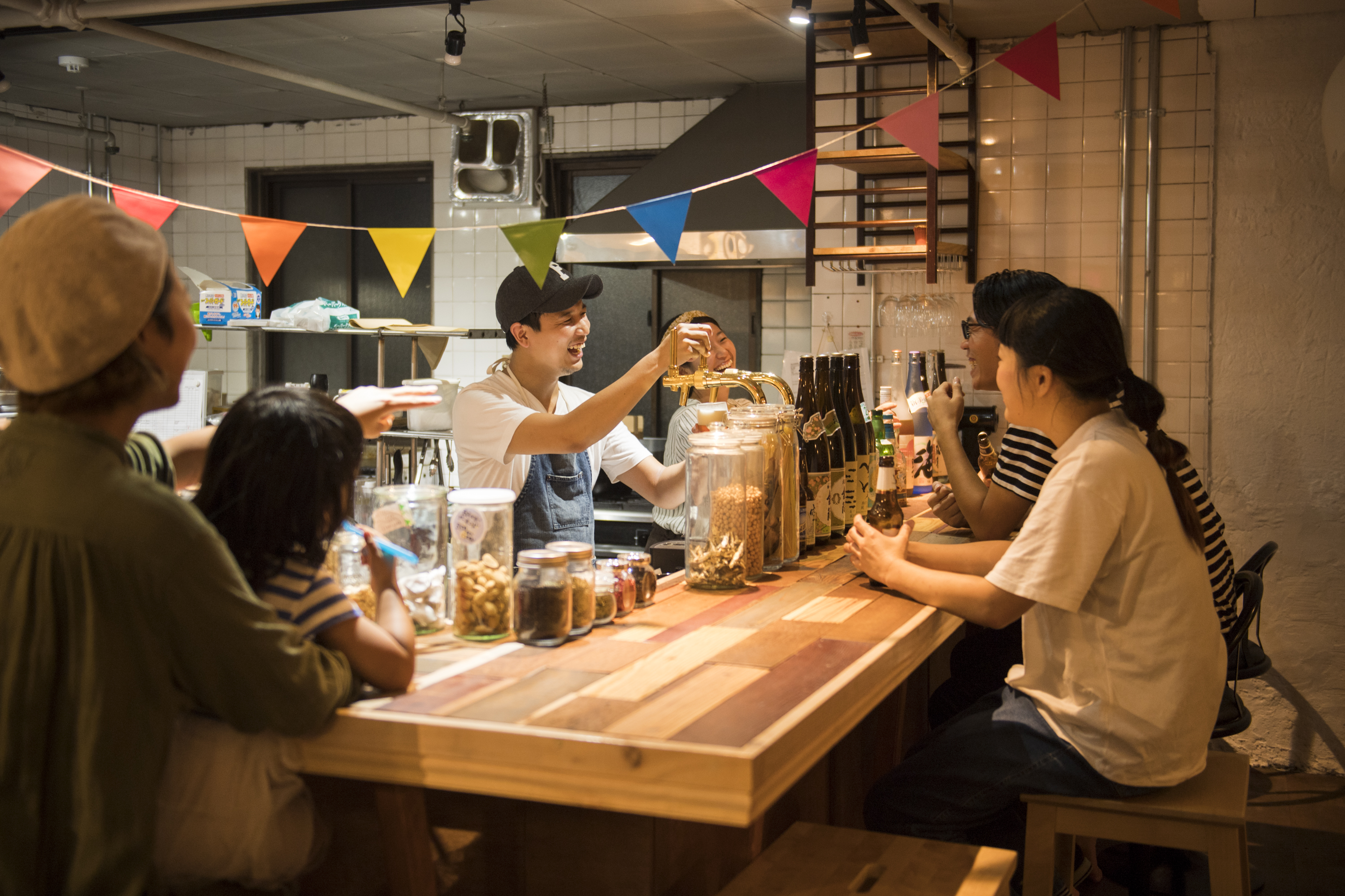 カウンターもございます。 一人旅のお客様も、安心してお越しくださいね。 ここで交流が生まれることもしばしば。  生ビールはアサヒ、バスペールエール。 その他、お酒、ソフトドリンク充実しております。 （21時まで営業）