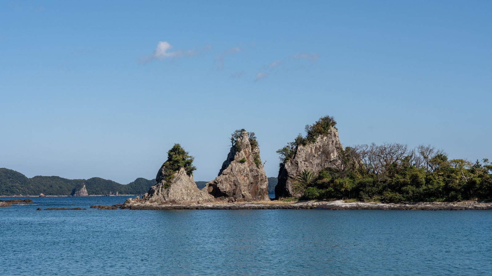 和歌山・勝浦の海に浮かぶ奇岩群
