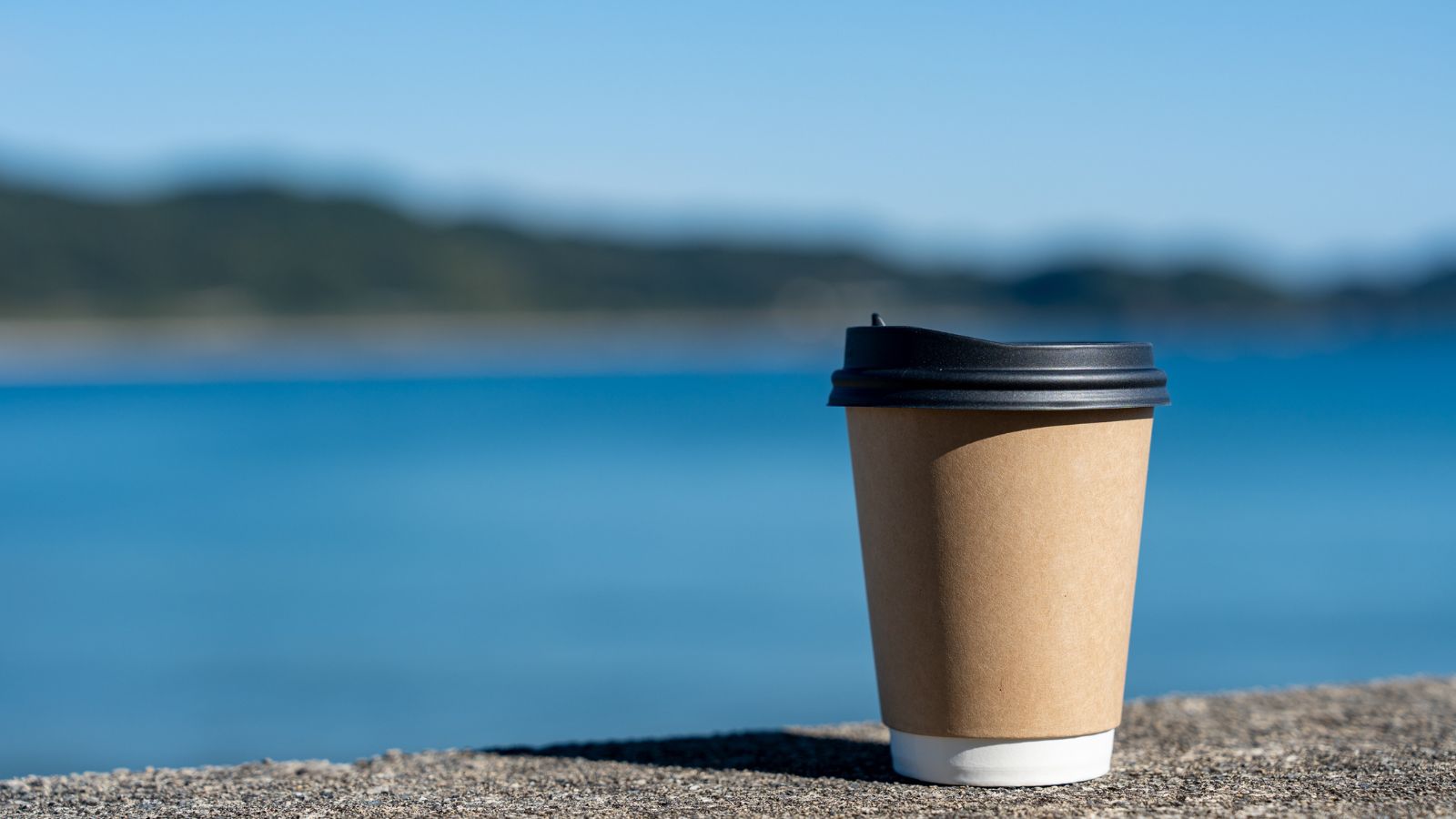 和歌山・勝浦の海を眺めながら、ホットコーヒー