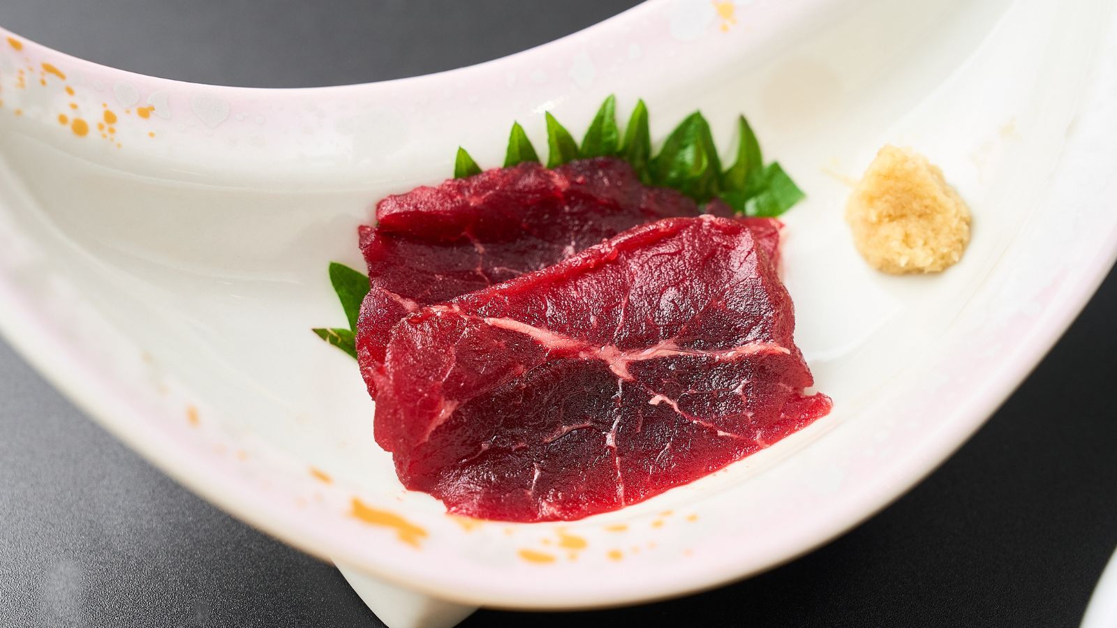 【夕食】新鮮な熊野牛を味わう、お造り仕立ての一品