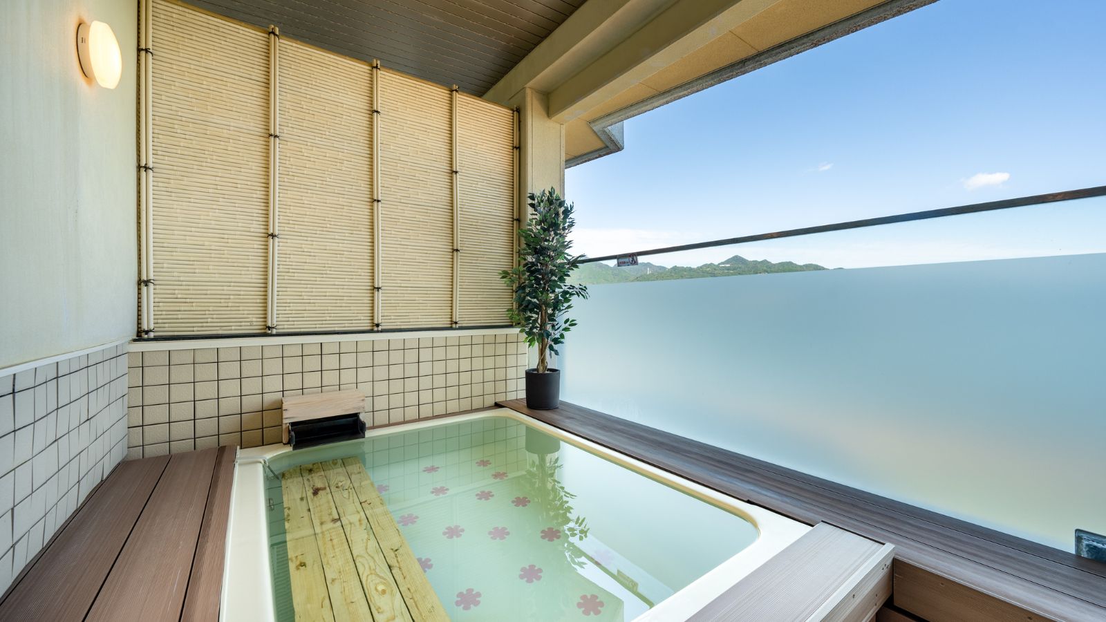 女風呂：開放感のある半露天風呂