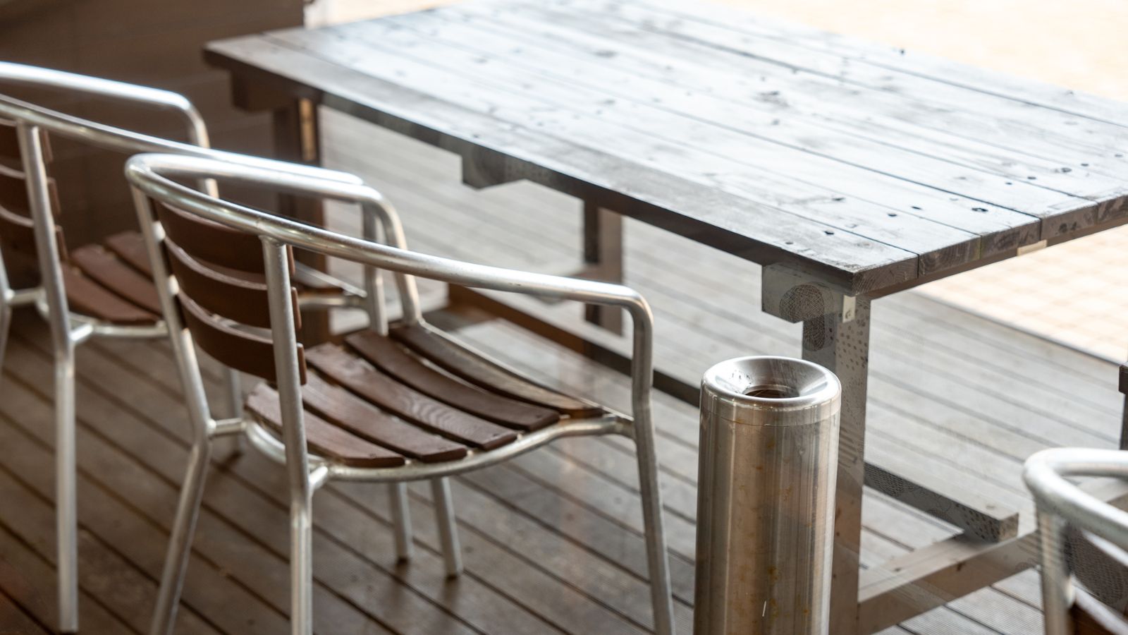 海風を感じるウッドデッキテラス