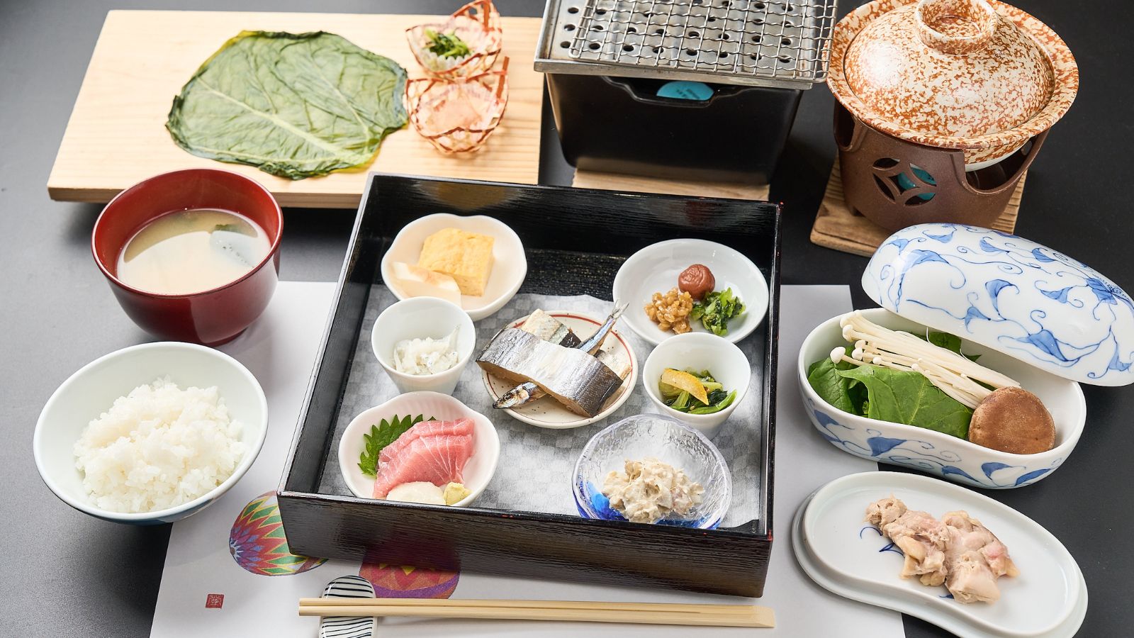 【朝食】焼き魚と小鉢が並ぶ、体にやさしい和朝食膳