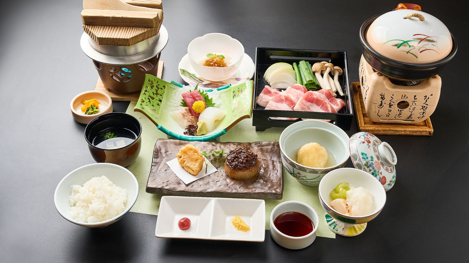 【夕食】お造り・鍋・焼き物を揃えた和会席の一例