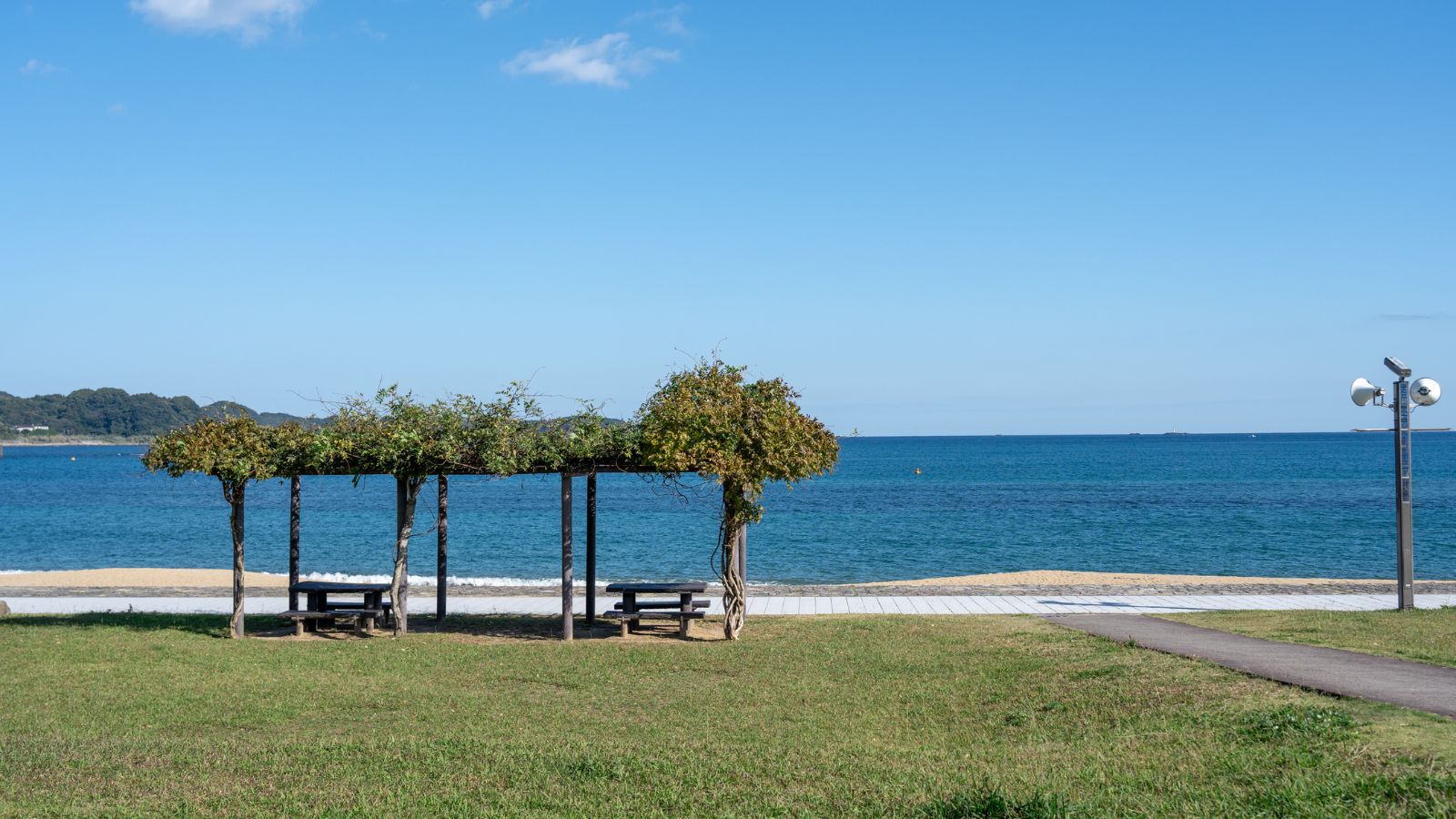 和歌山・勝浦の海を望む海辺の公園