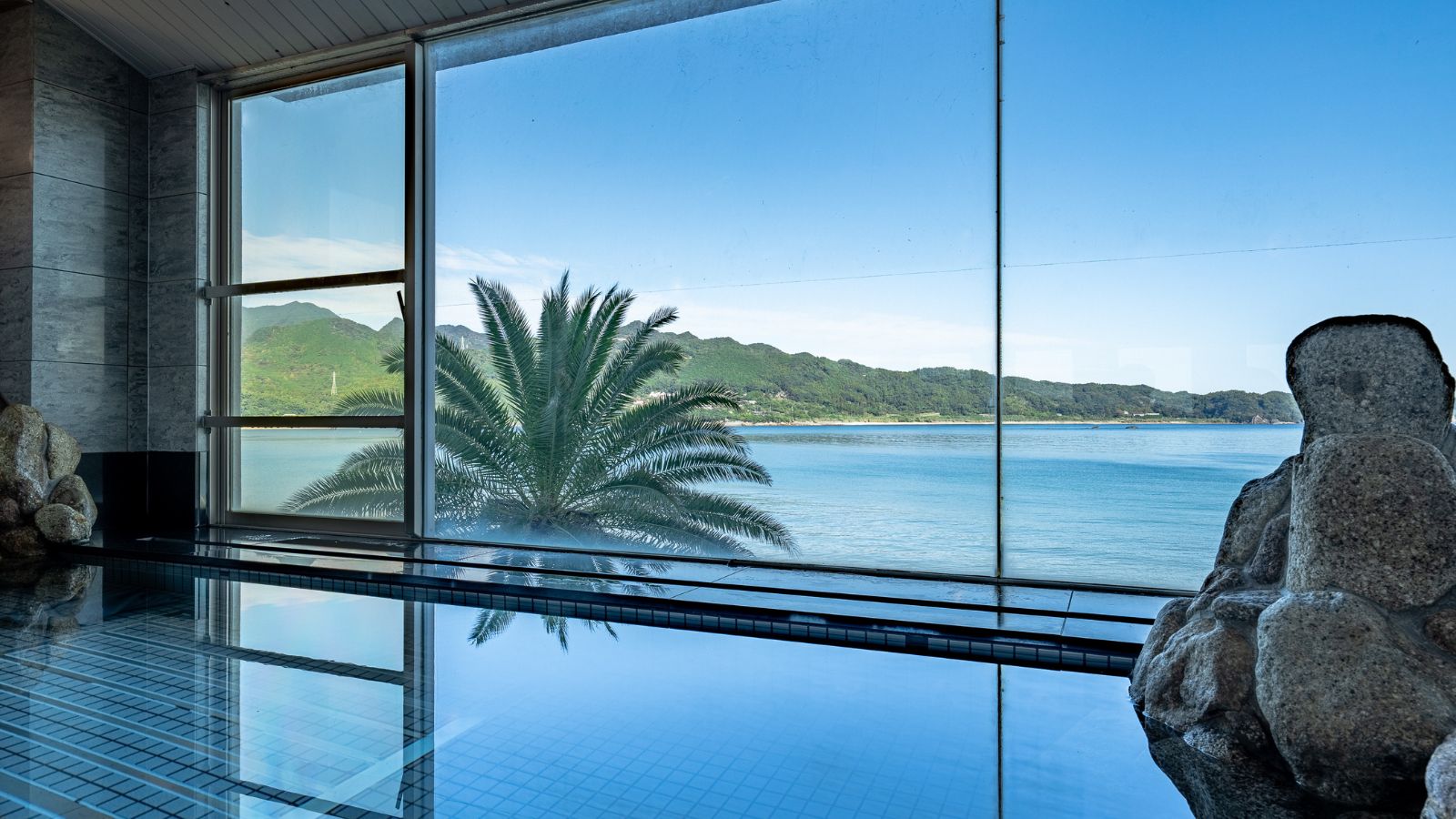 男風呂：海と空が広がる「熊野灘の湯」