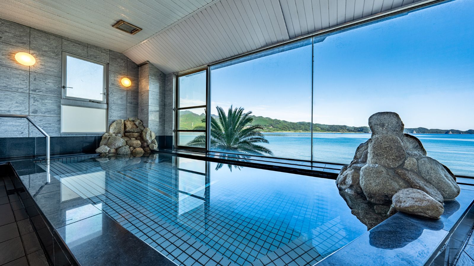 男風呂：海と空が広がる「熊野灘の湯」