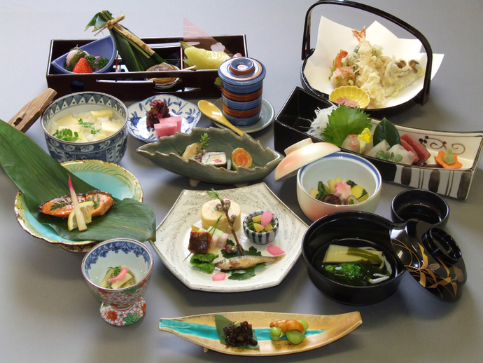 【部屋食】◆◇一棟貸し京町家で夕食を◇◆京都の老舗泉仙の懐石料理をお楽しみください