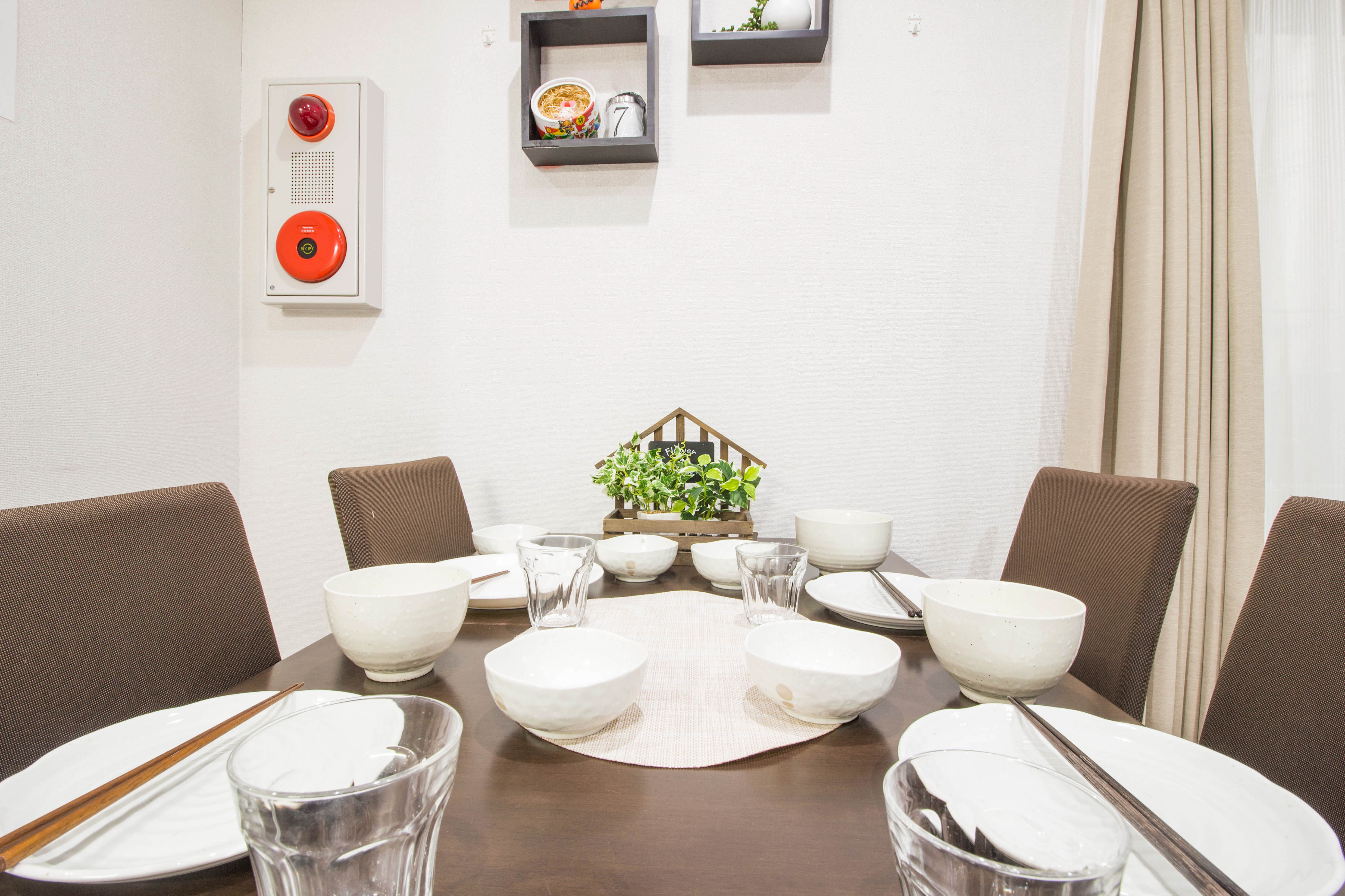 徒歩5分の所に業務スーパーがあるので、そこで食材を揃えて、自炊やパーティーなどが楽しめます。