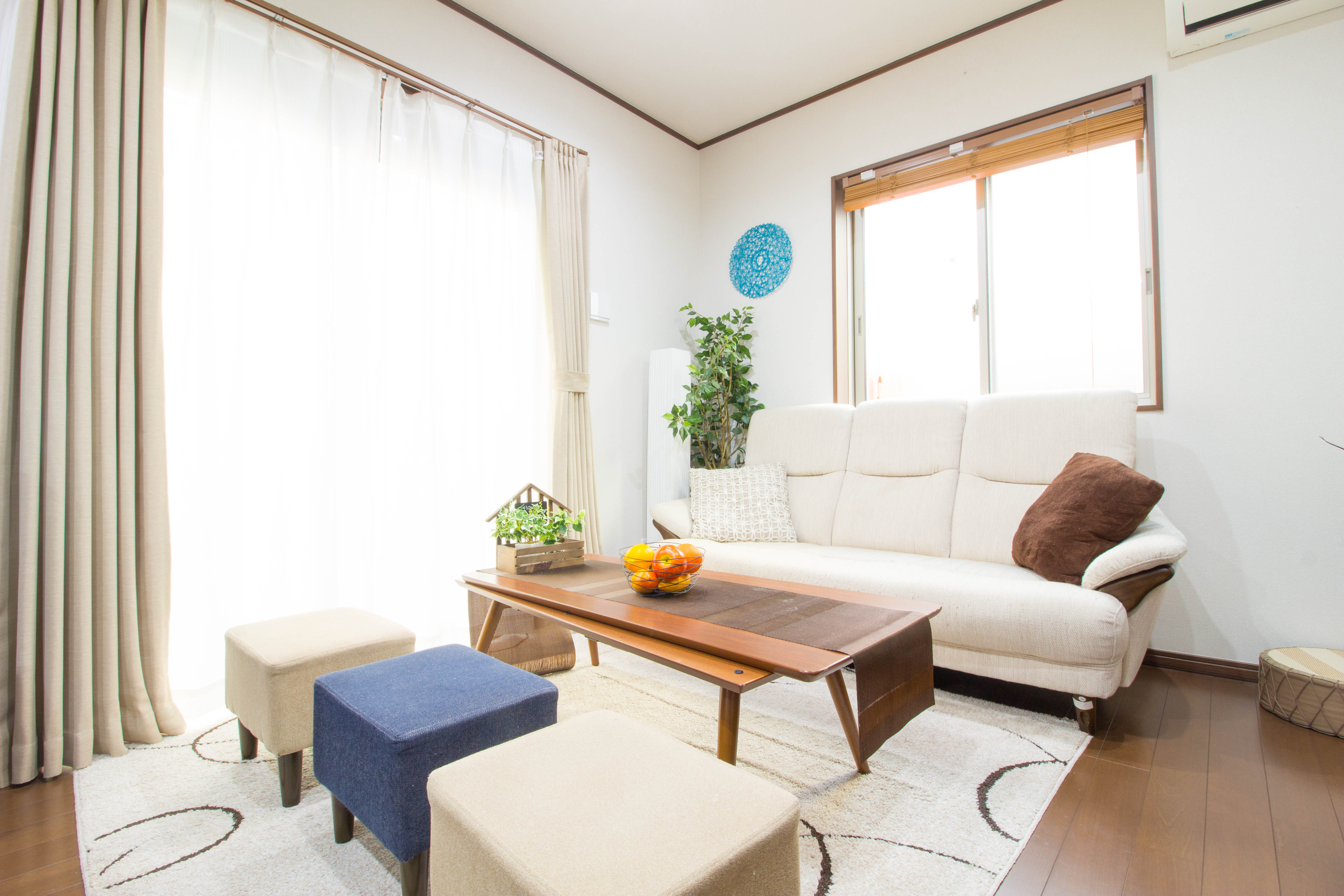 大きなリビングに、テレビもあります。 ゆったりくつろげるお部屋になっております。