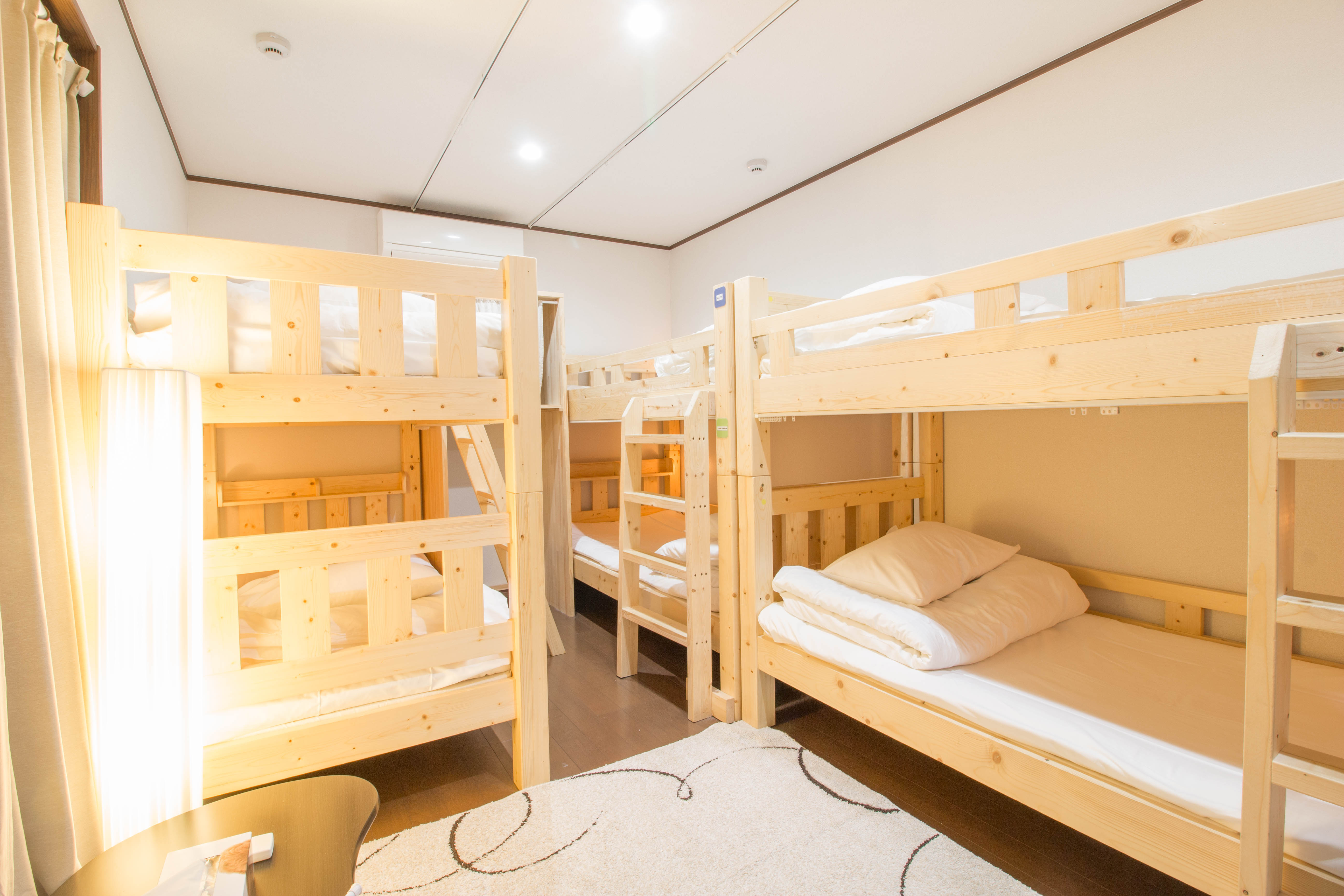 清掃時、シーツは毎回新品に交換しておりますので、ごゆっくりとおくつろぎいただけます。