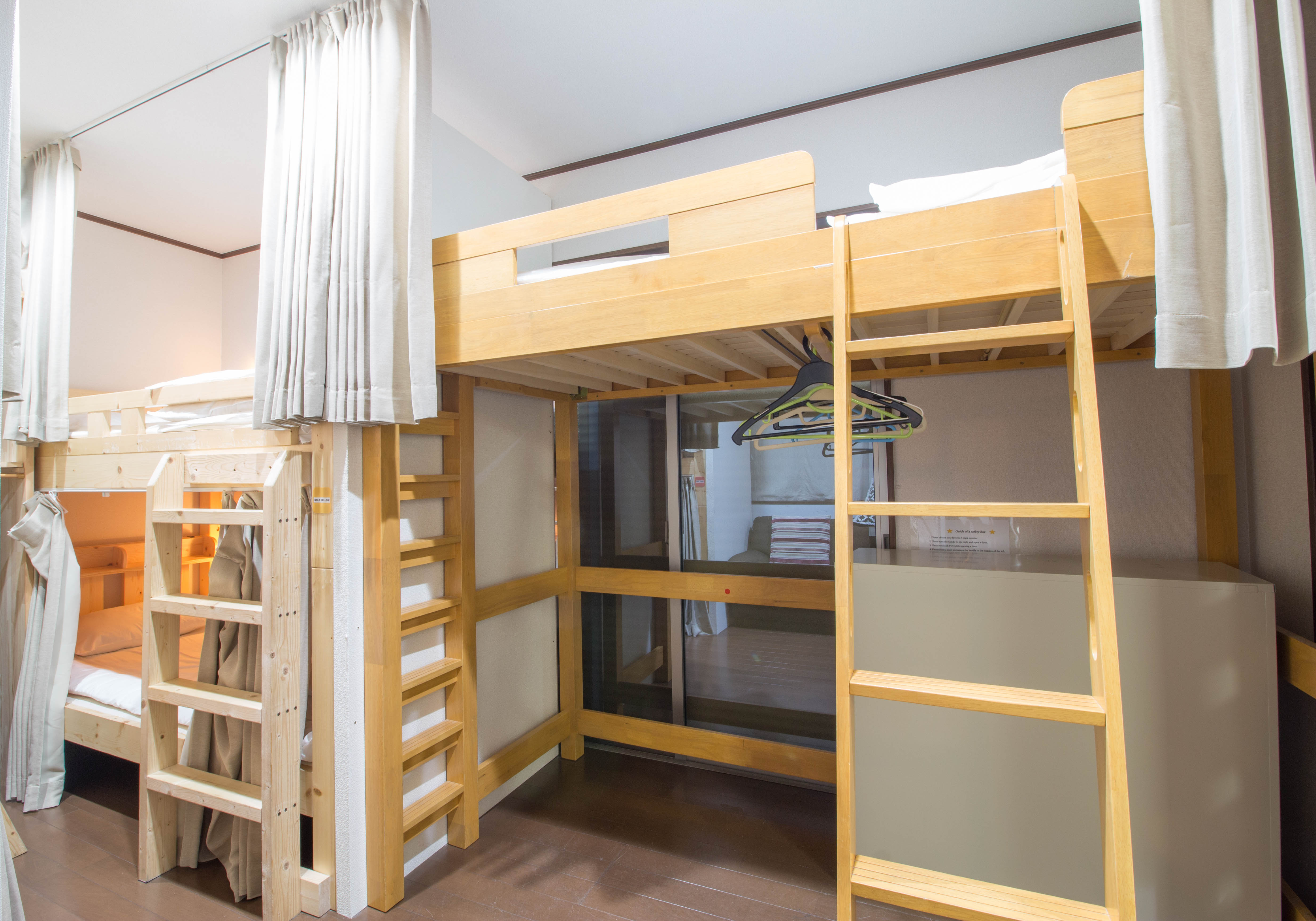 各ベッドには、ベッドには読書灯、充電用コンセント、プライバシー用カーテンを完備。