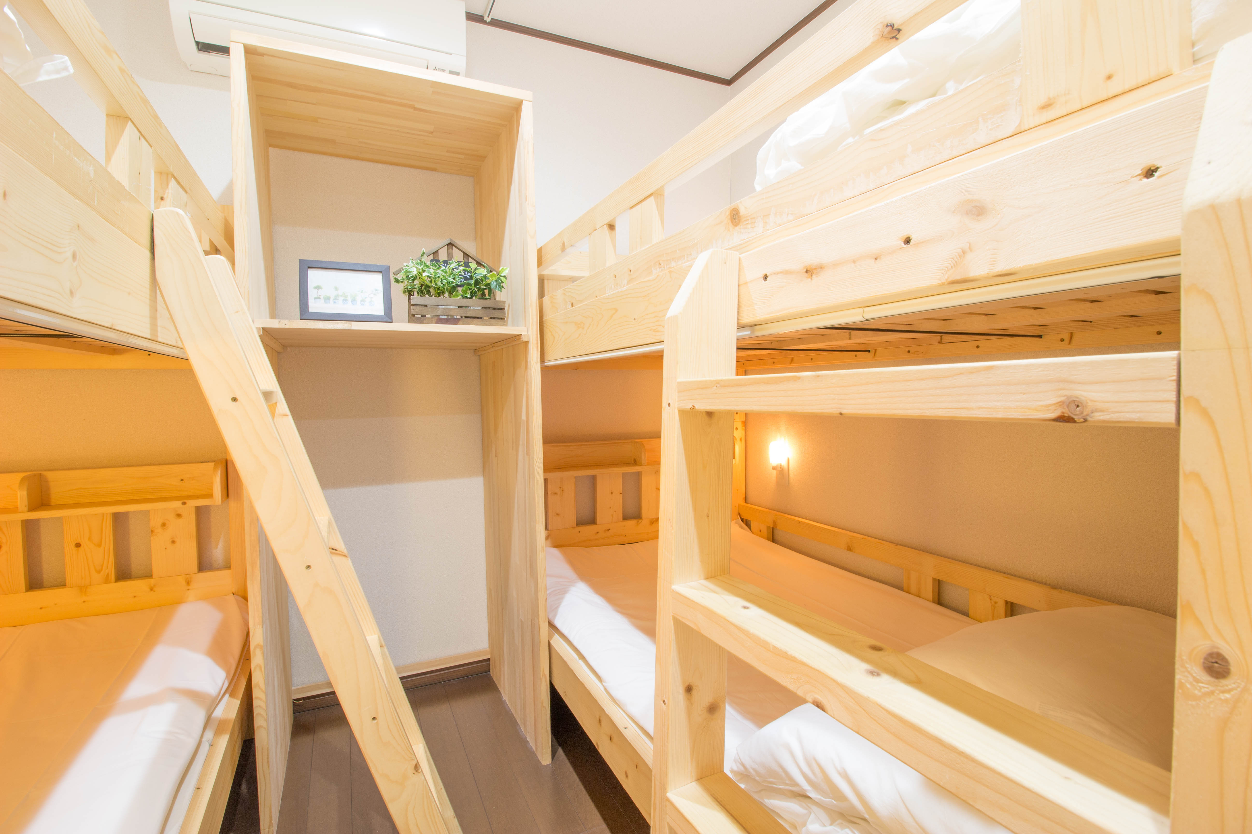 木造でできた2段ベッドです。 貸切なので、少々騒いでも大丈夫です。