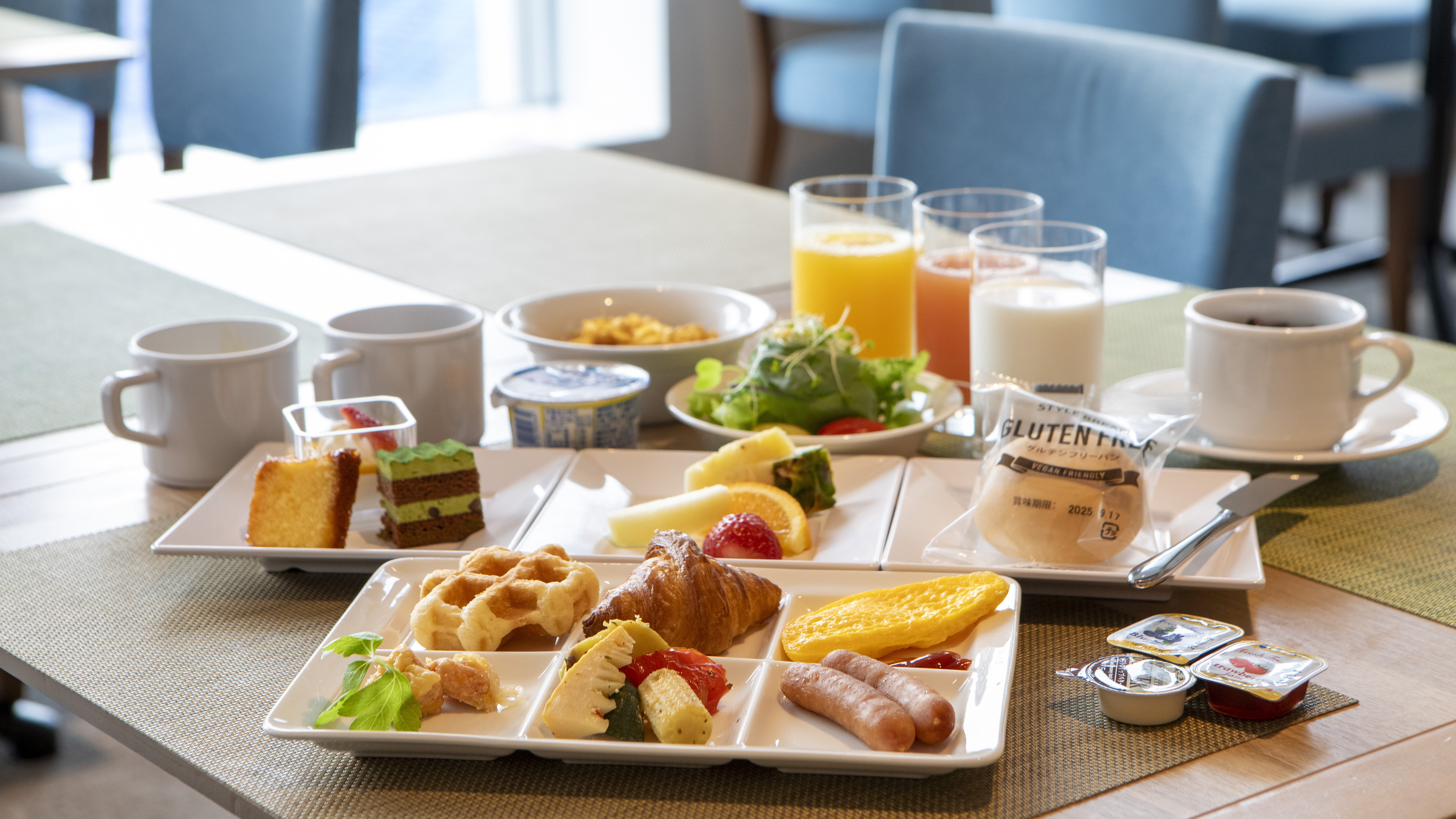 明るい店内でごゆっくりと朝食をお楽しみください