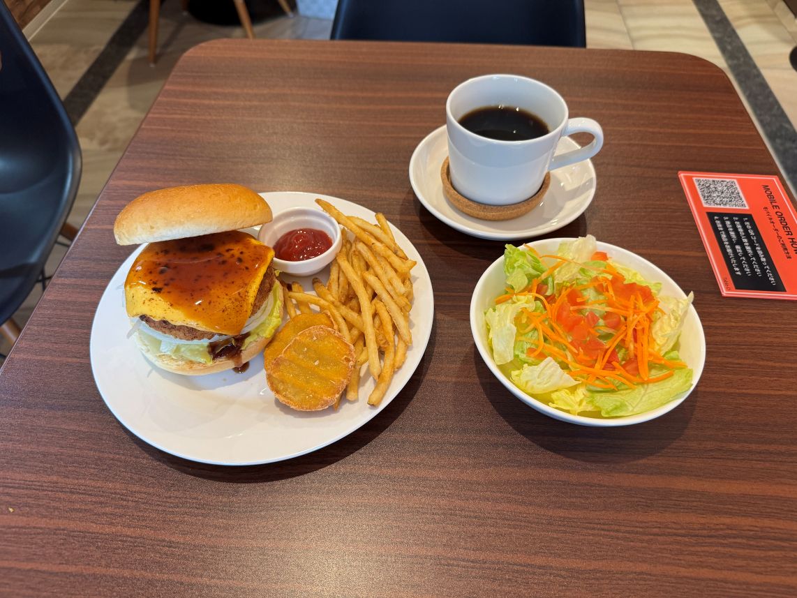 朝食のハムカツチーズバーガーセット
