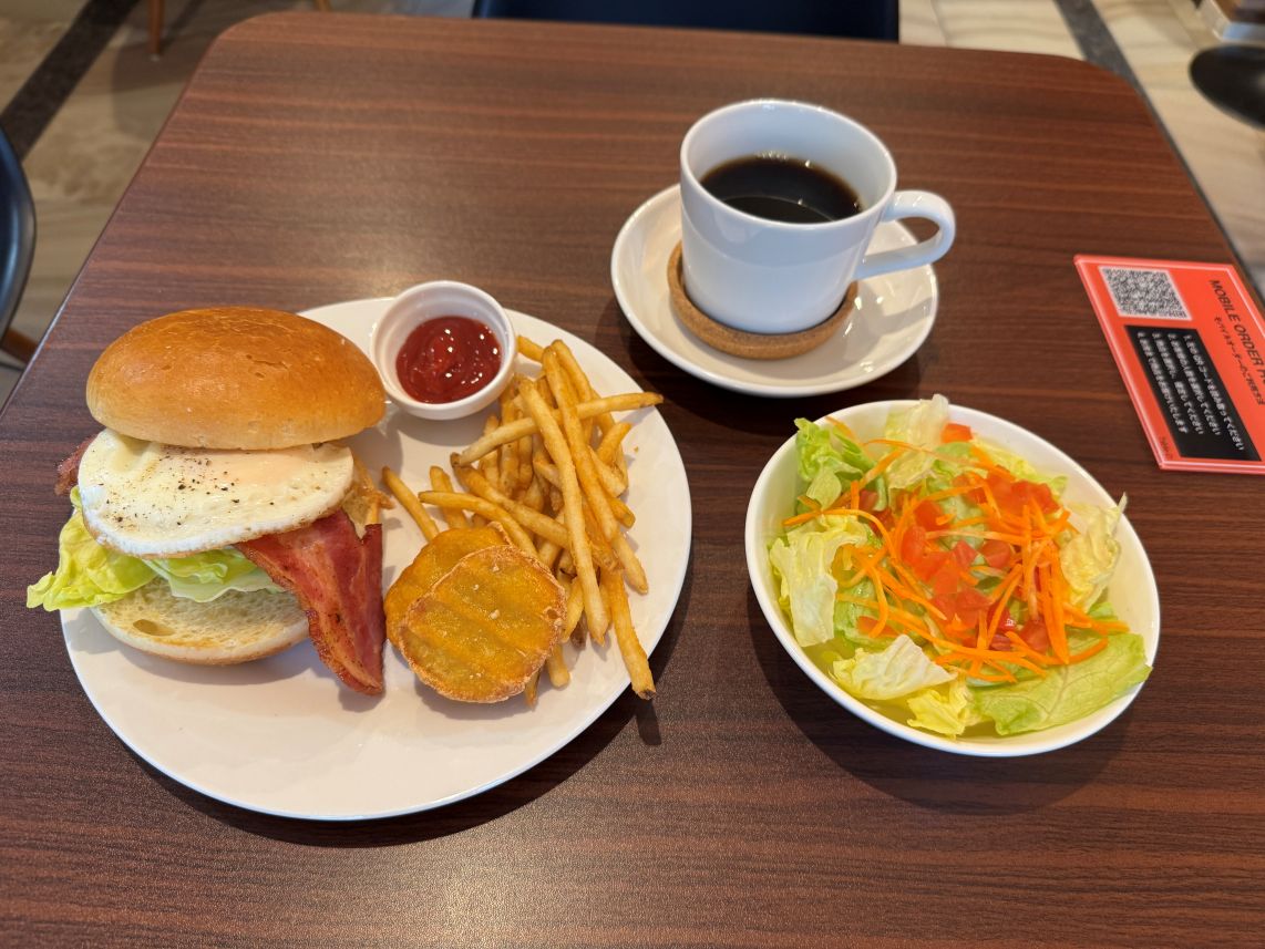 朝食のベーコンエッグバーガーセット
