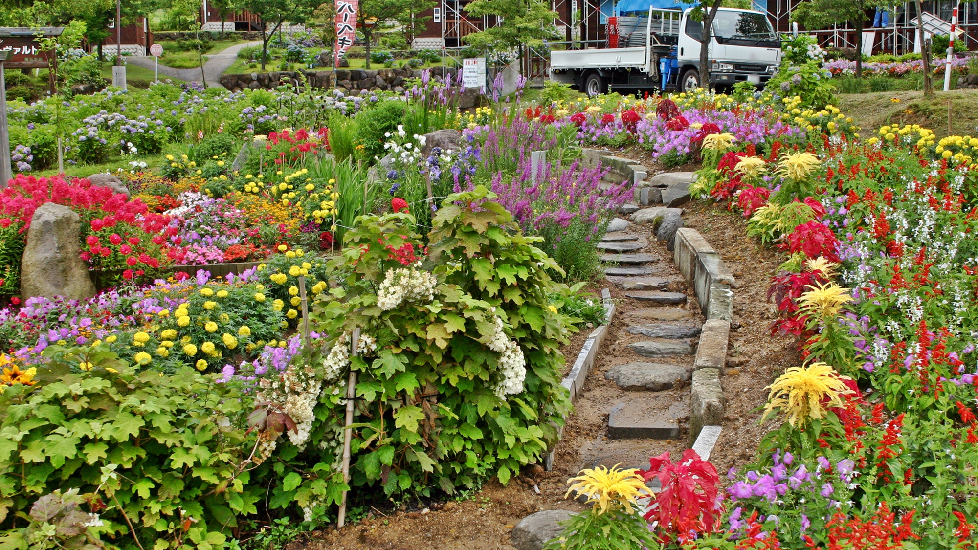 *【景観】敷地内には四季折々のお花や植物が皆様をお迎えします♪