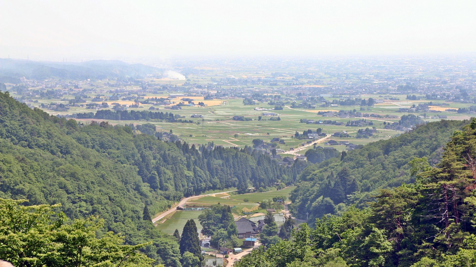 *【周辺】砺波平野の散居村を一望。