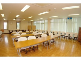 【会議室】≪スクール形式配置例≫各種の会議、説明会場などにご利用いただけます。