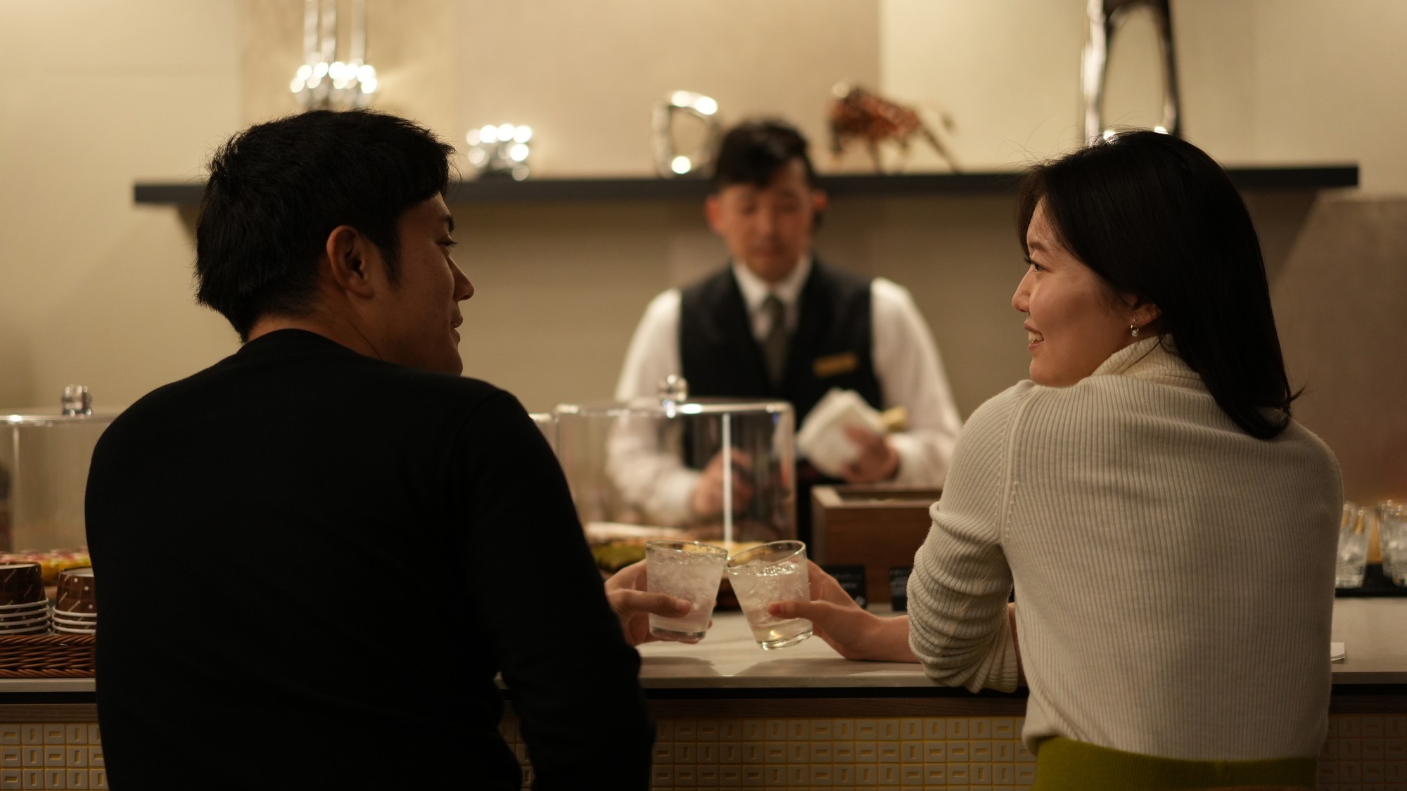 メインラウンジ（夜）