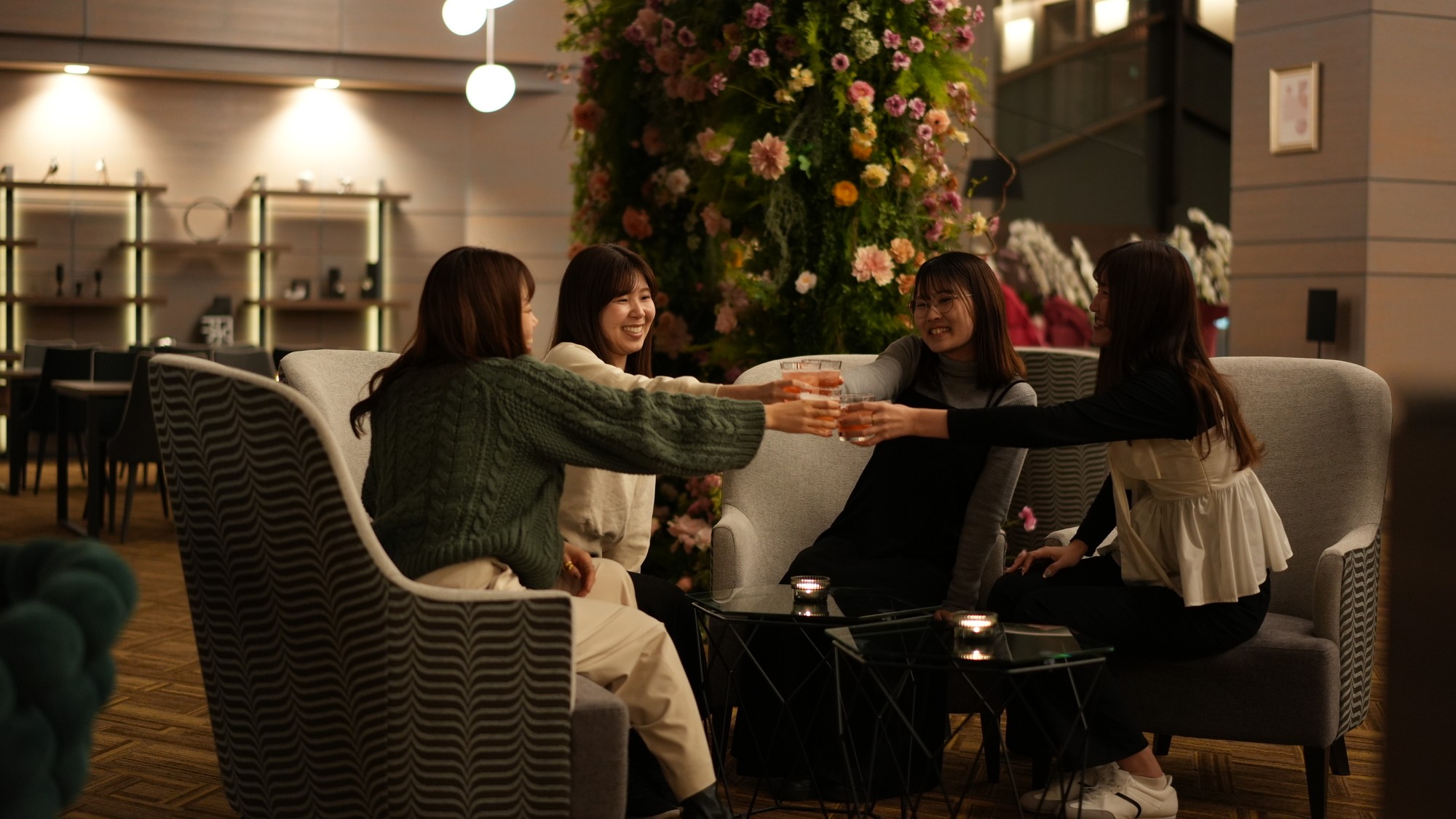 メインラウンジ（夜）