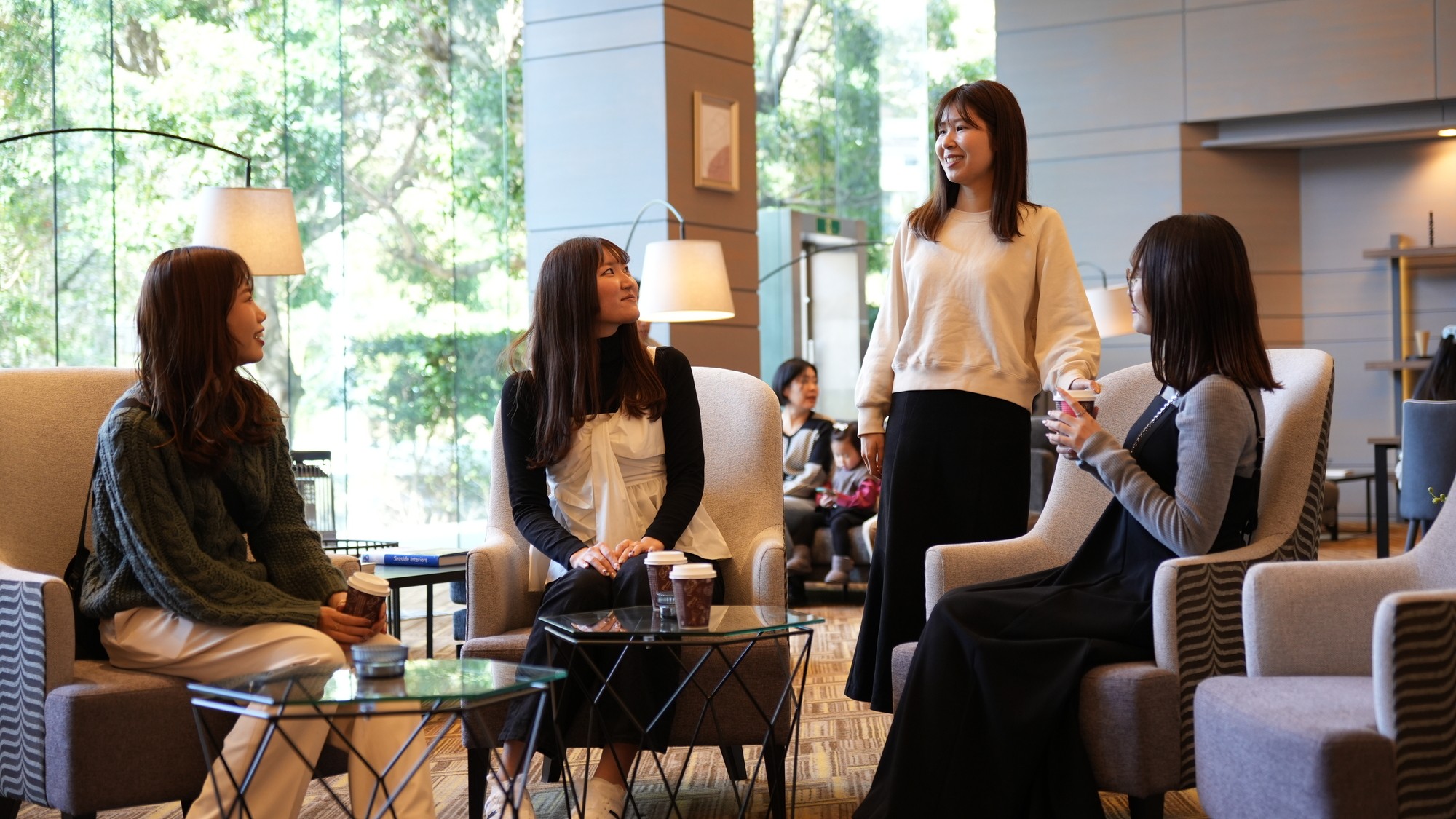 メインラウンジ（昼）