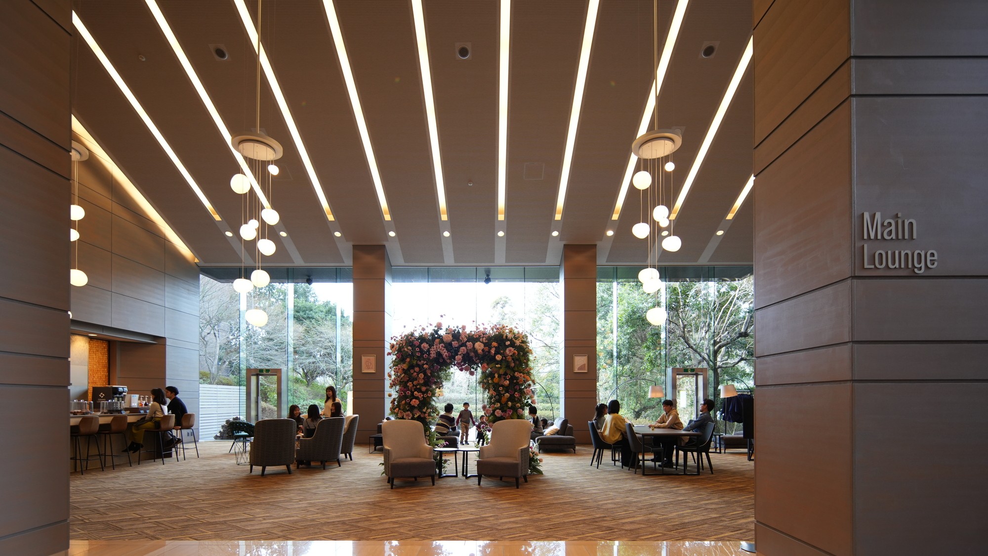 メインラウンジ（昼）