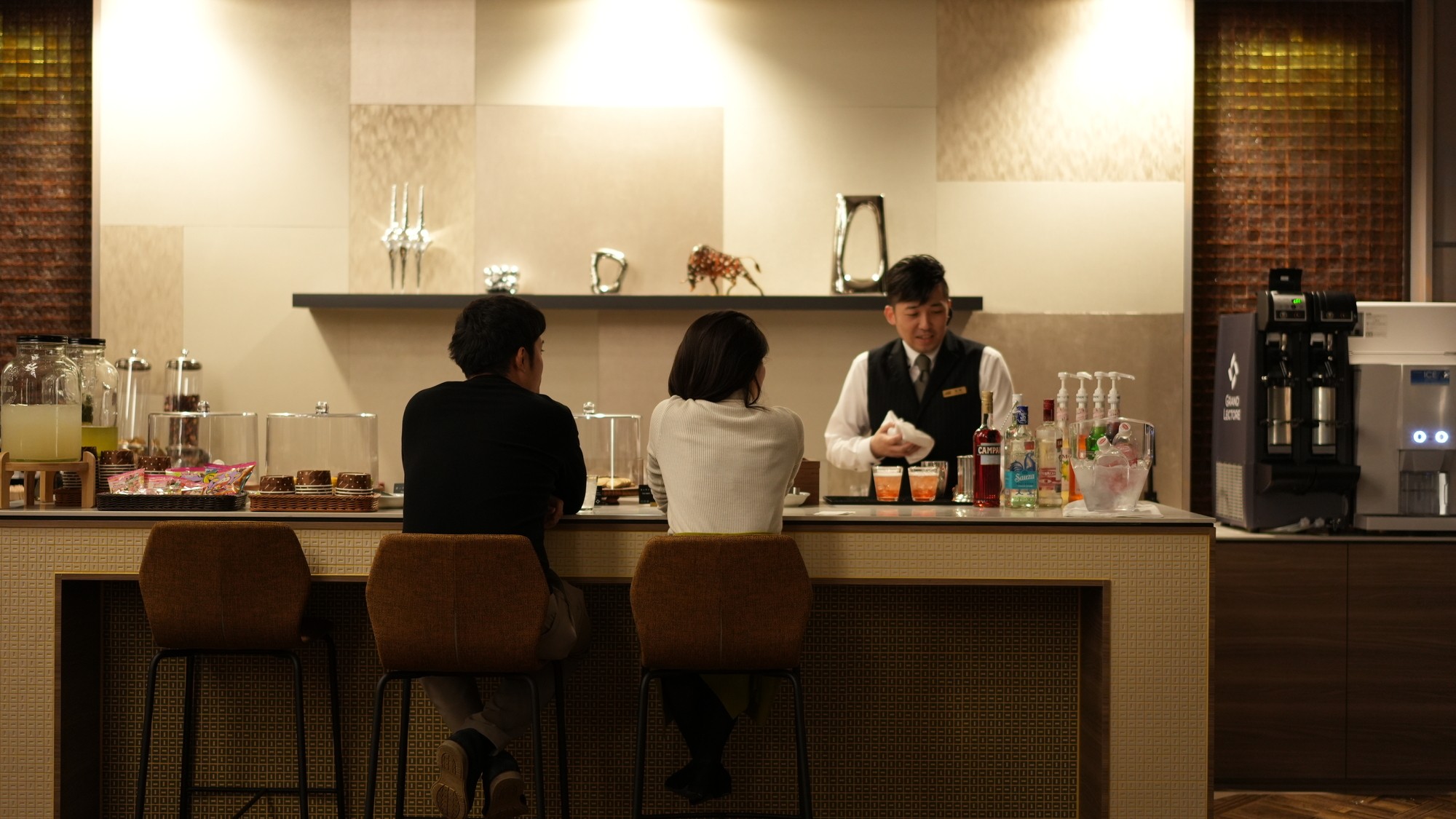 メインラウンジ（夜）