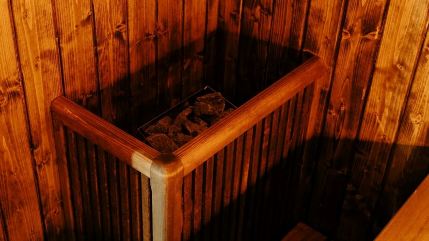■【個室サウナ】ロウリュ／サウナストーンに水をかけることで、自分好みの湿度に調整可能。