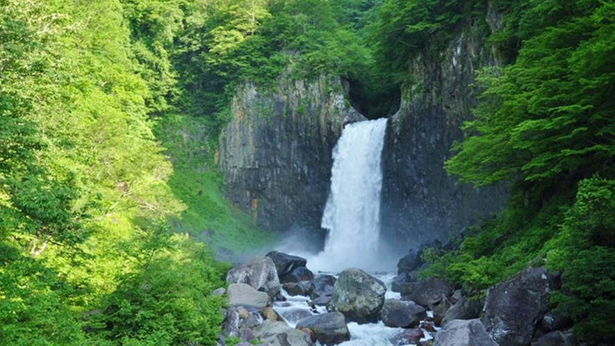 *周辺観光／苗名滝　 日本の滝100選に選ばれています。当館より車で約15分