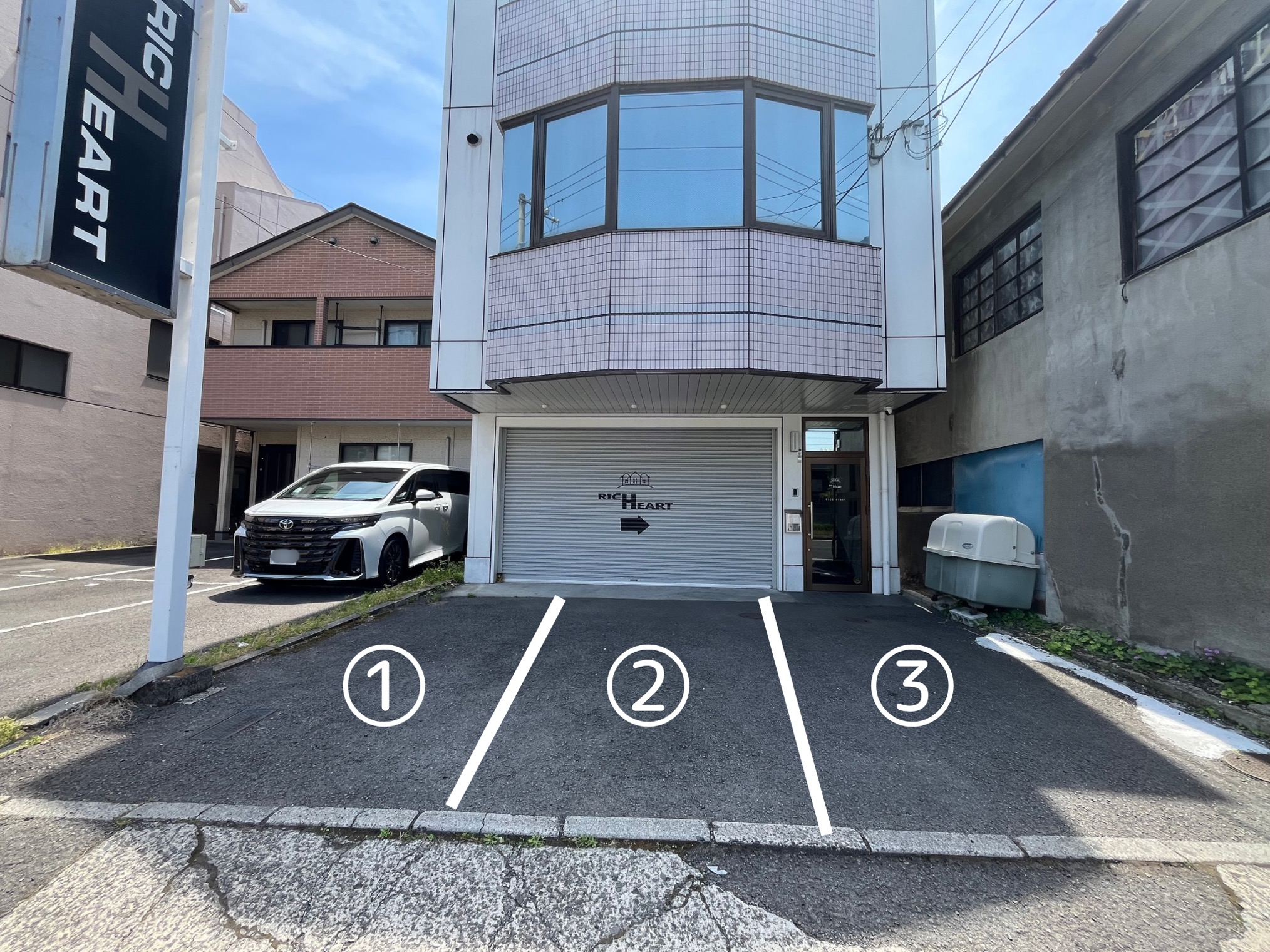 ①の場所から端へ詰めてご駐車ください。 （普通車２台、軽自動車１台の計３台まで駐車可能）